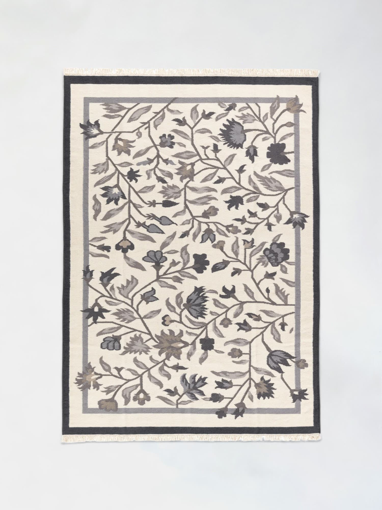 Tapis blanc et gris bleu foncé