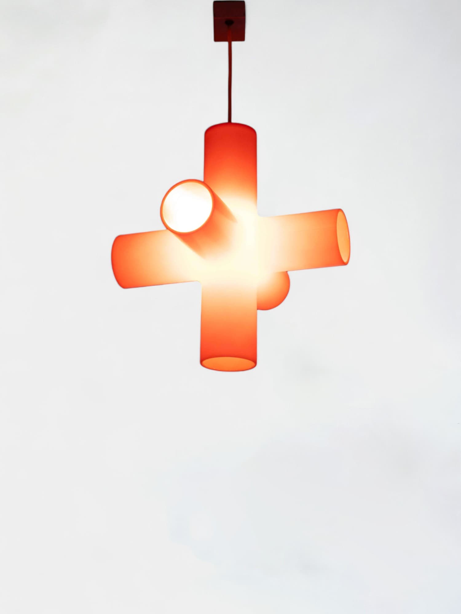 Lampe suspendue orange avec bras cylindriques uniques-0