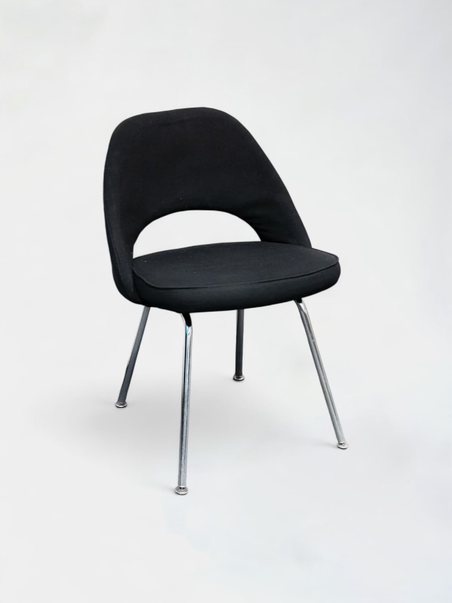 Chaise en tissu noir avec pieds en aluminium