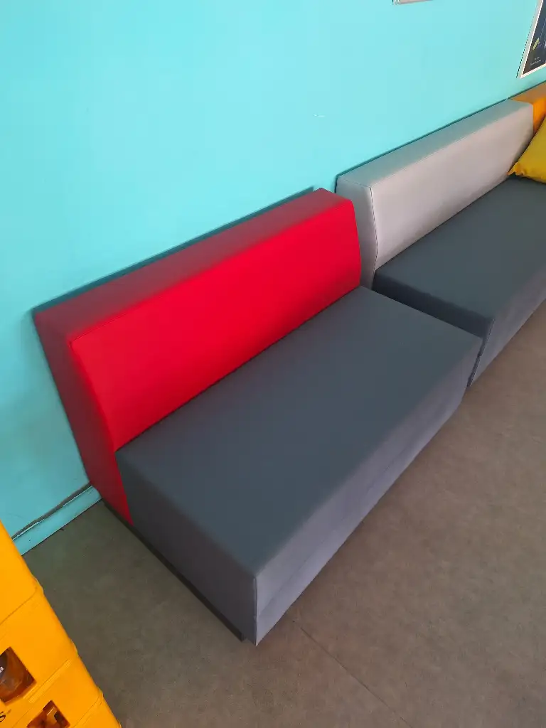 Canapé synthétique rouge et gris à design modulaire