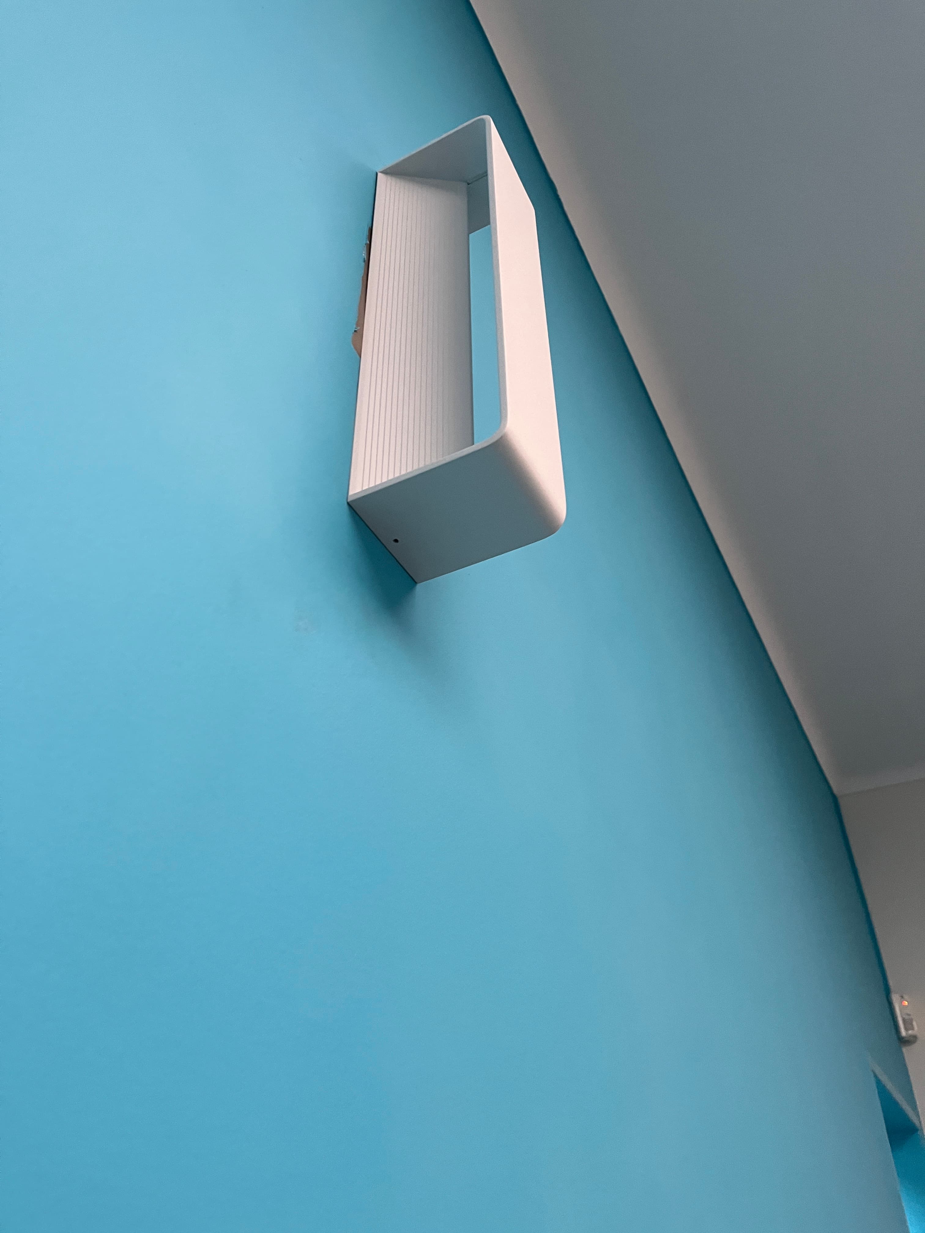 Applique murale en métal blanc au design moderne