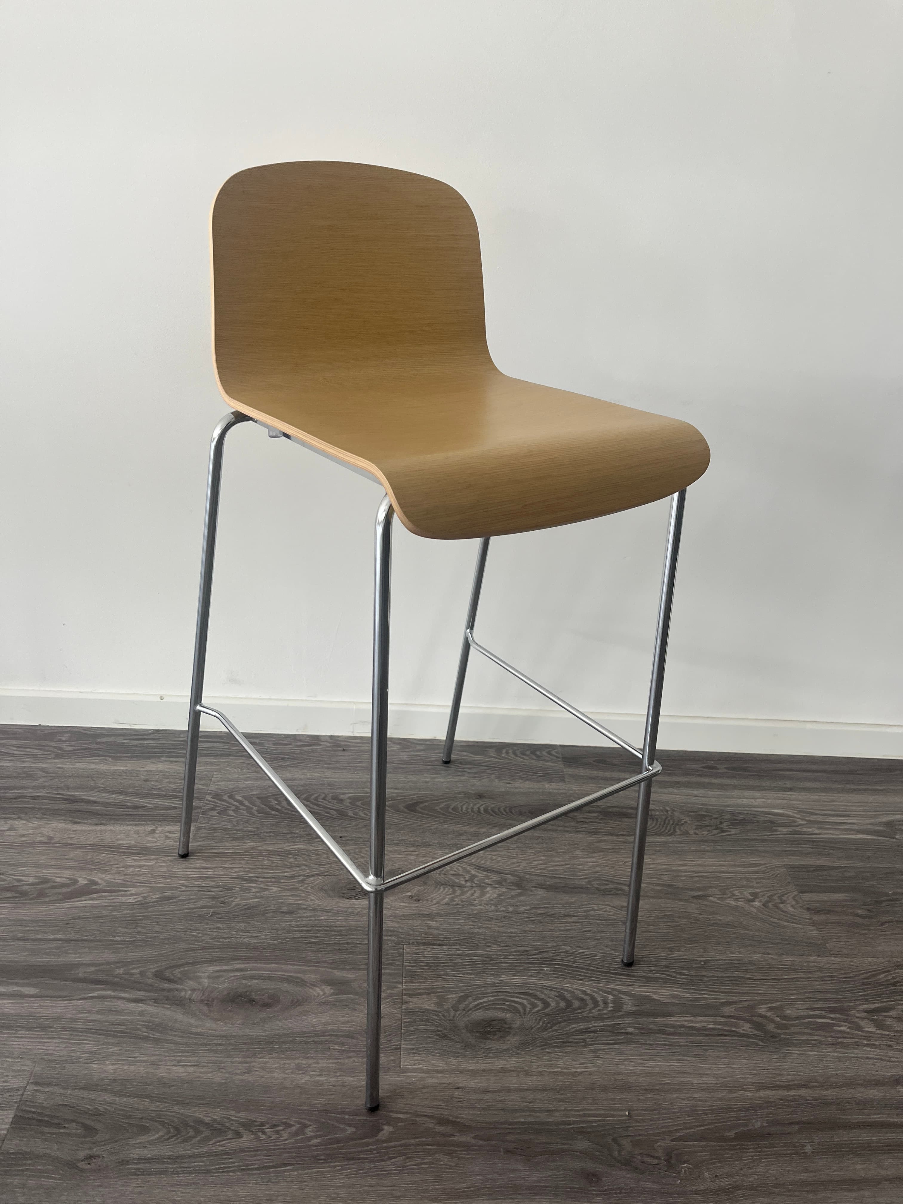 Chaise haute en bois léger-1