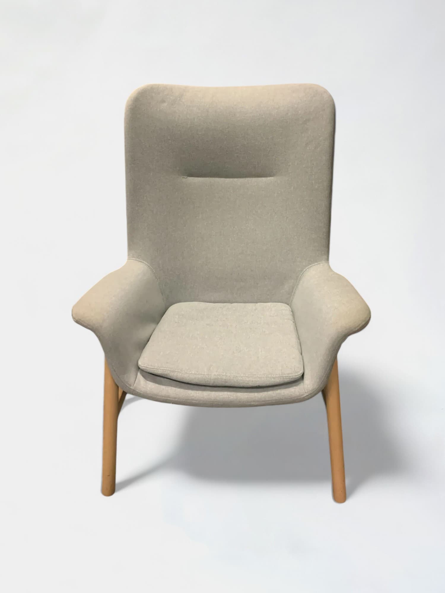 IKEA grijze comfortabele stoel op houten poten-0
