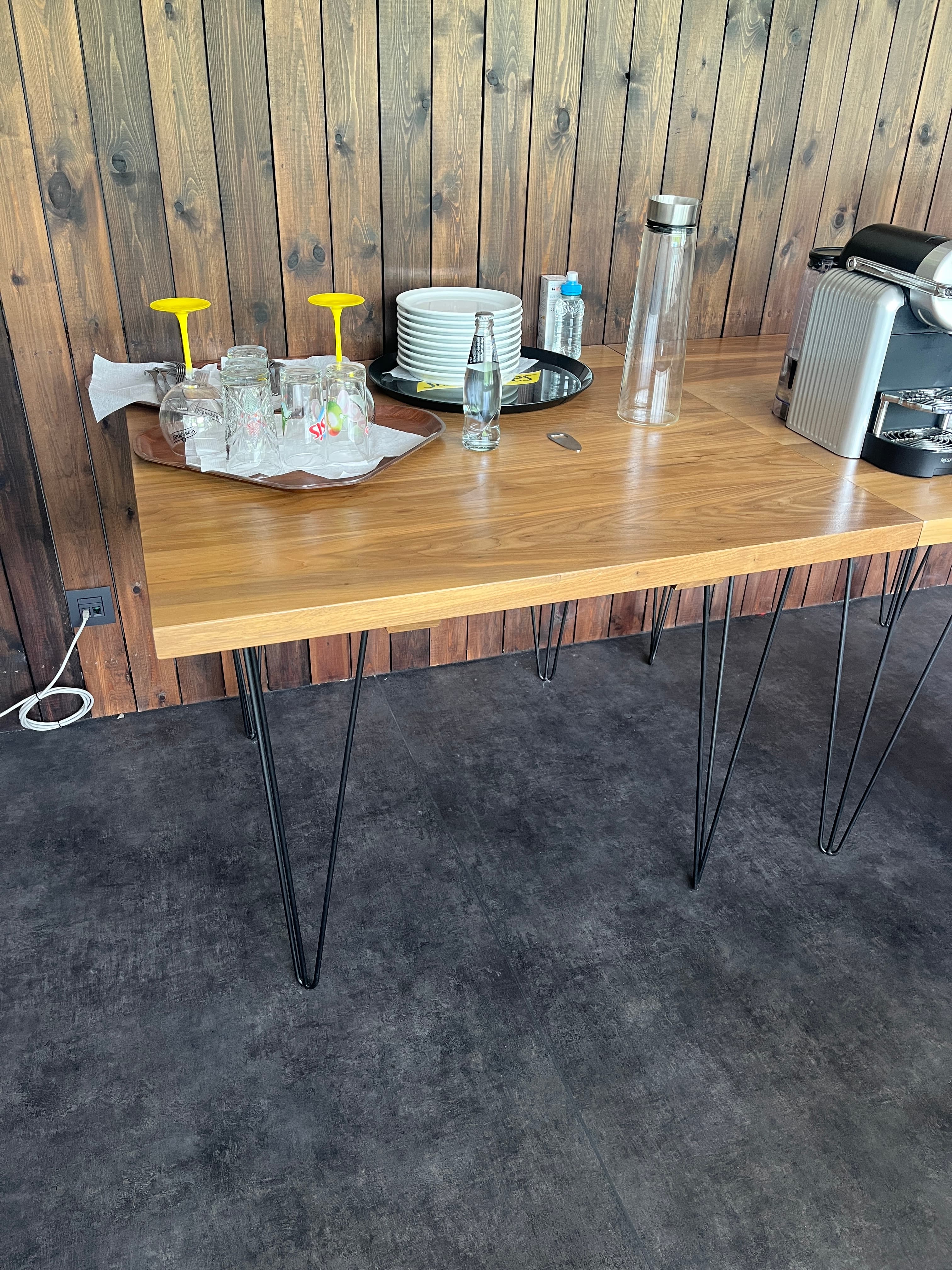 Table carrée en bois avec pieds en métal noir