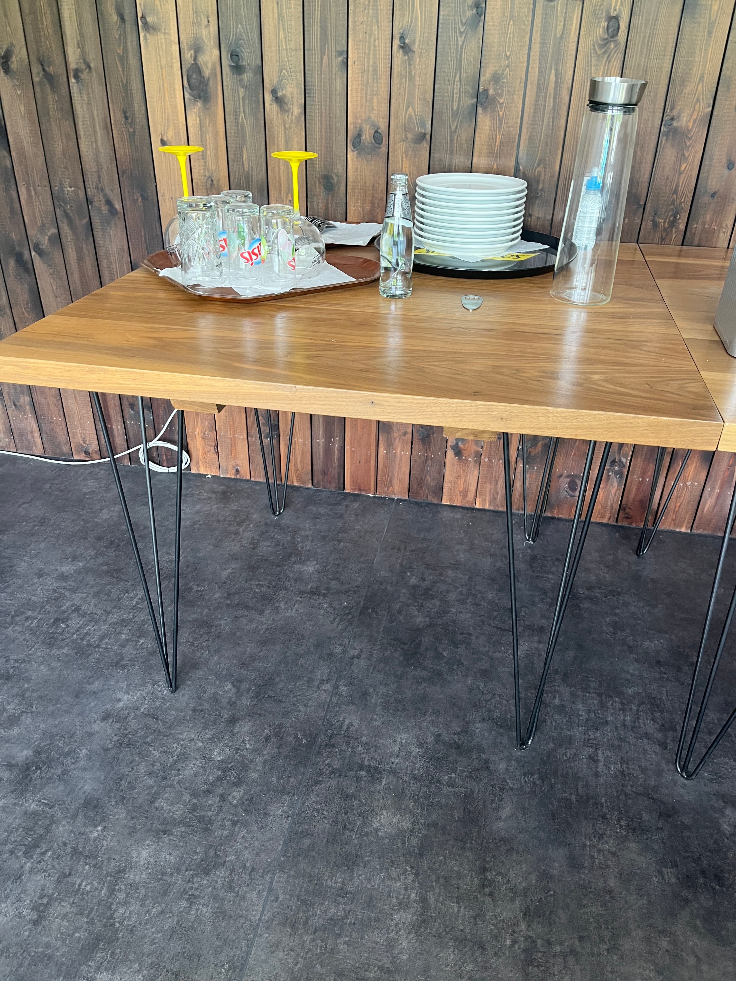 Table carrée en bois avec pieds en métal noir-1