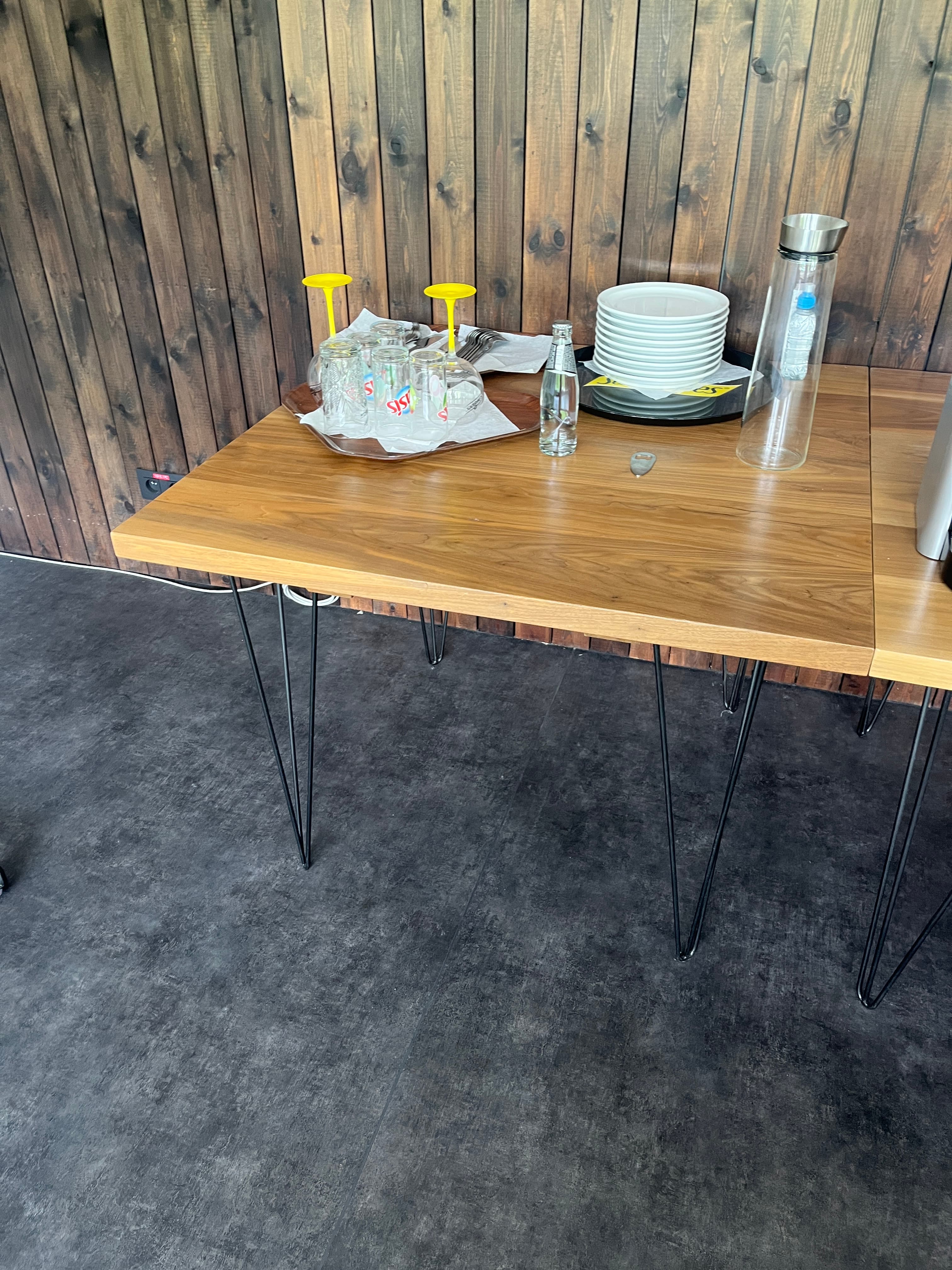 Table carrée en bois avec pieds en métal noir-2