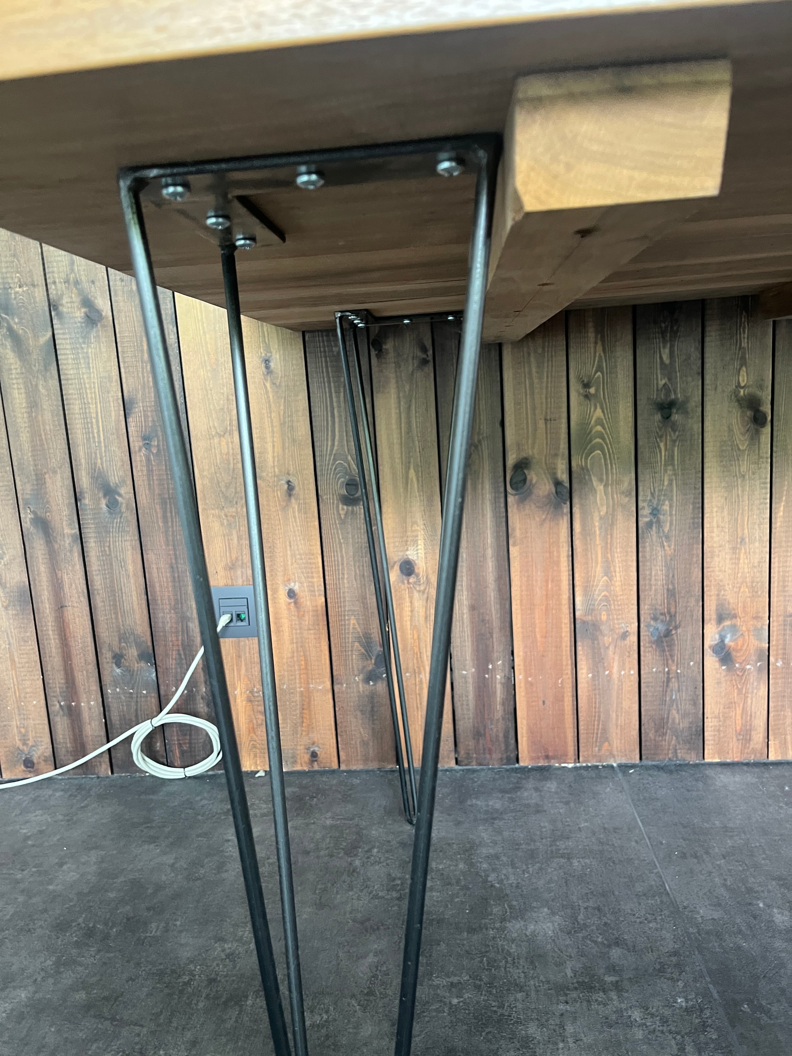Table carrée en bois avec pieds en métal noir-3