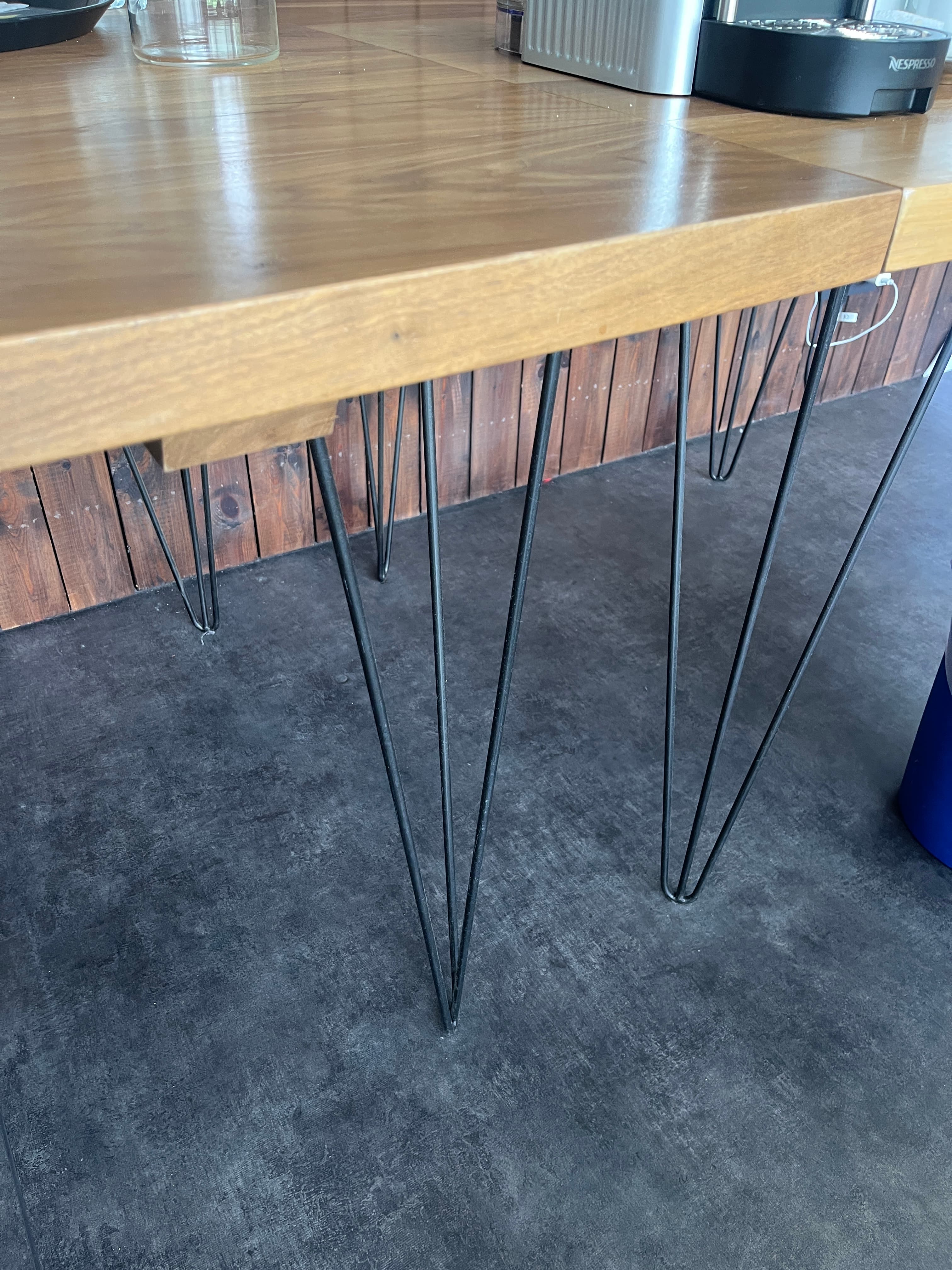 Table carrée en bois avec pieds en métal noir-4