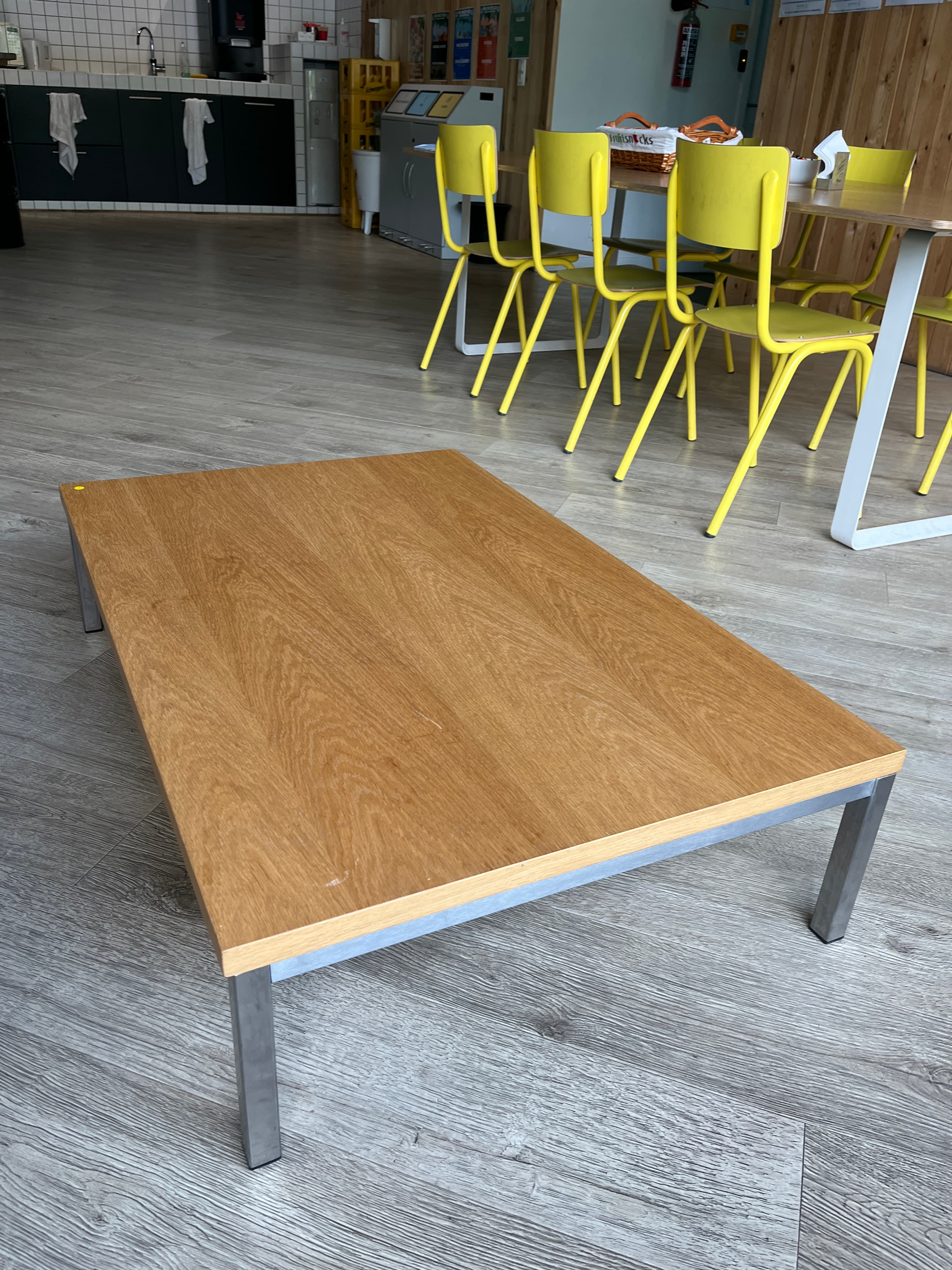 Table basse en bois avec pieds métallisés-1