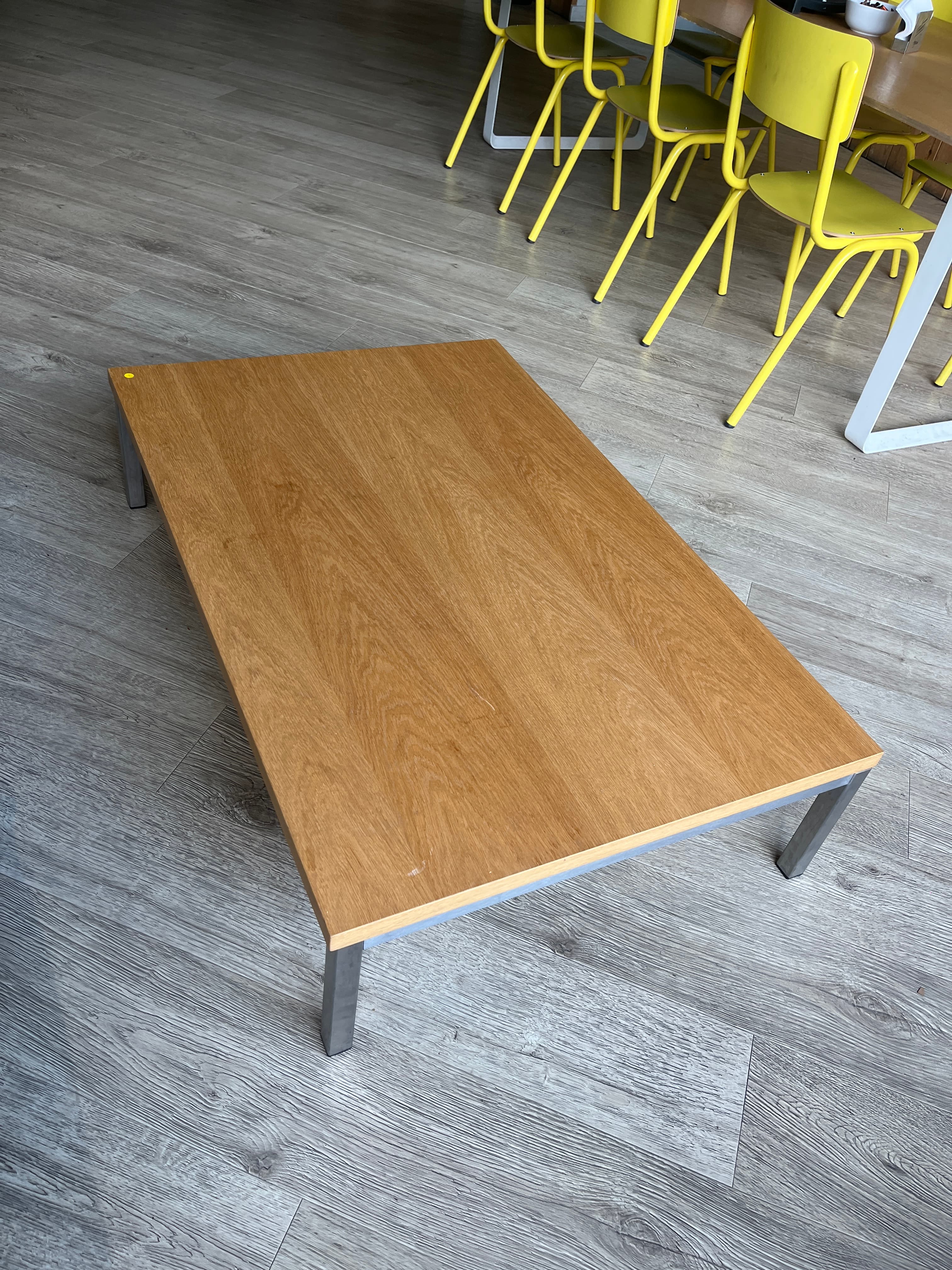 Table basse en bois avec pieds métallisés-3