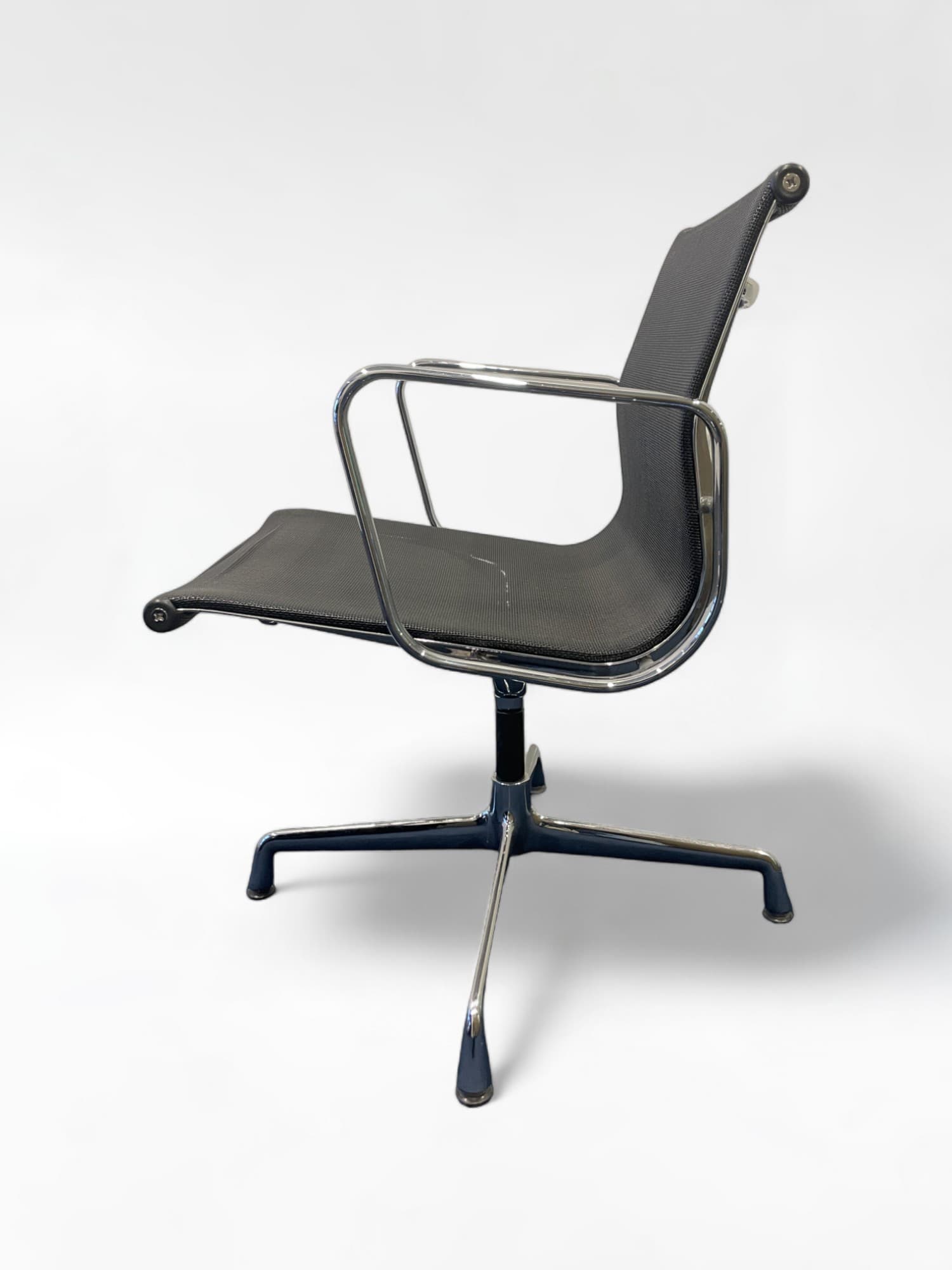 Chaise Vitra en tissu noir avec structure et accoudoirs chromés et dossier en maille-3