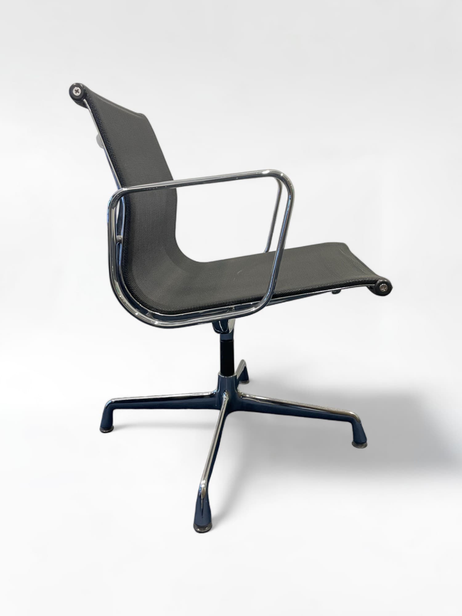 Chaise Vitra en tissu noir avec structure et accoudoirs chromés et dossier en maille-0
