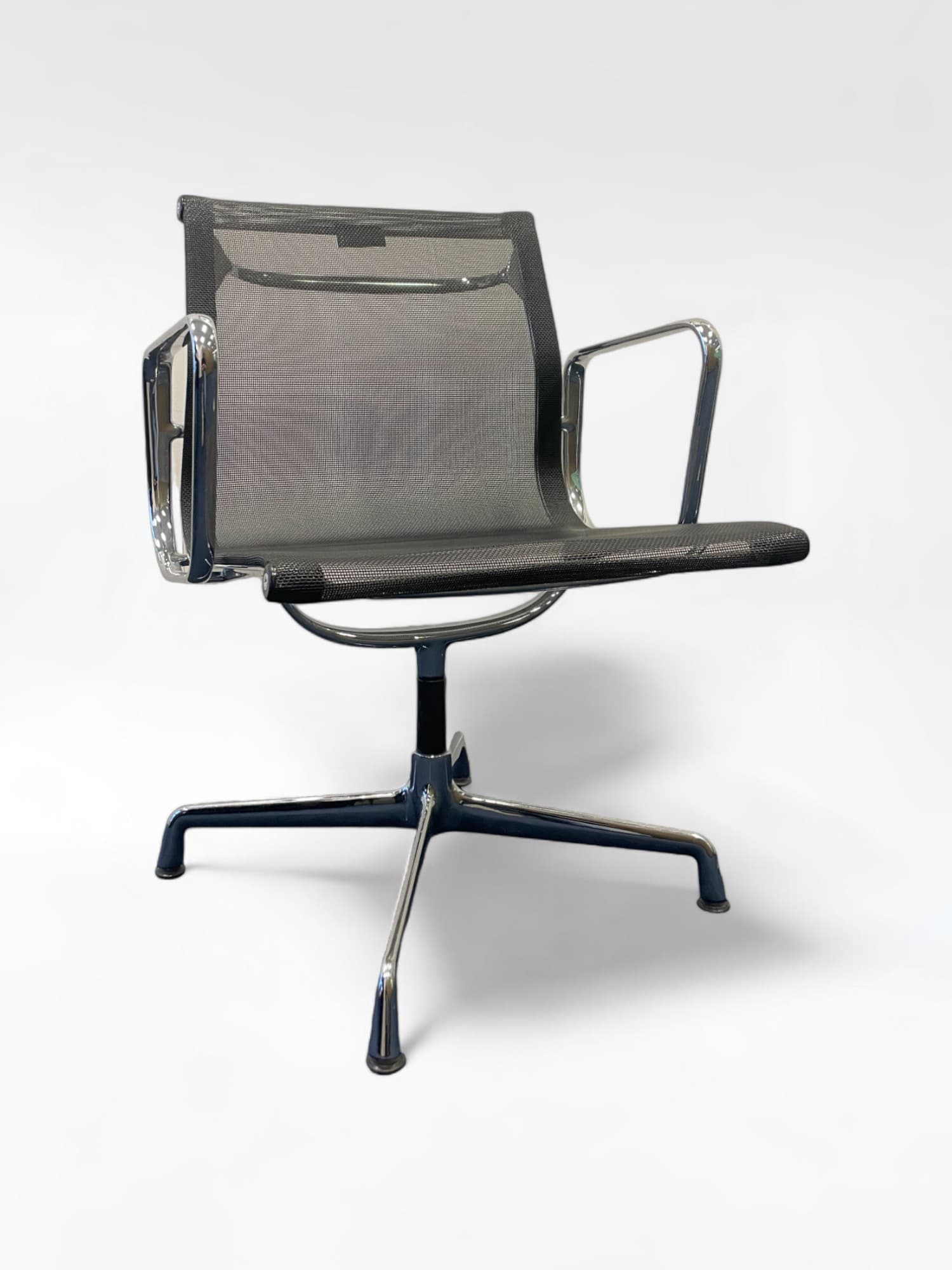 Chaise Vitra en tissu noir avec structure et accoudoirs chromés et dossier en maille-1