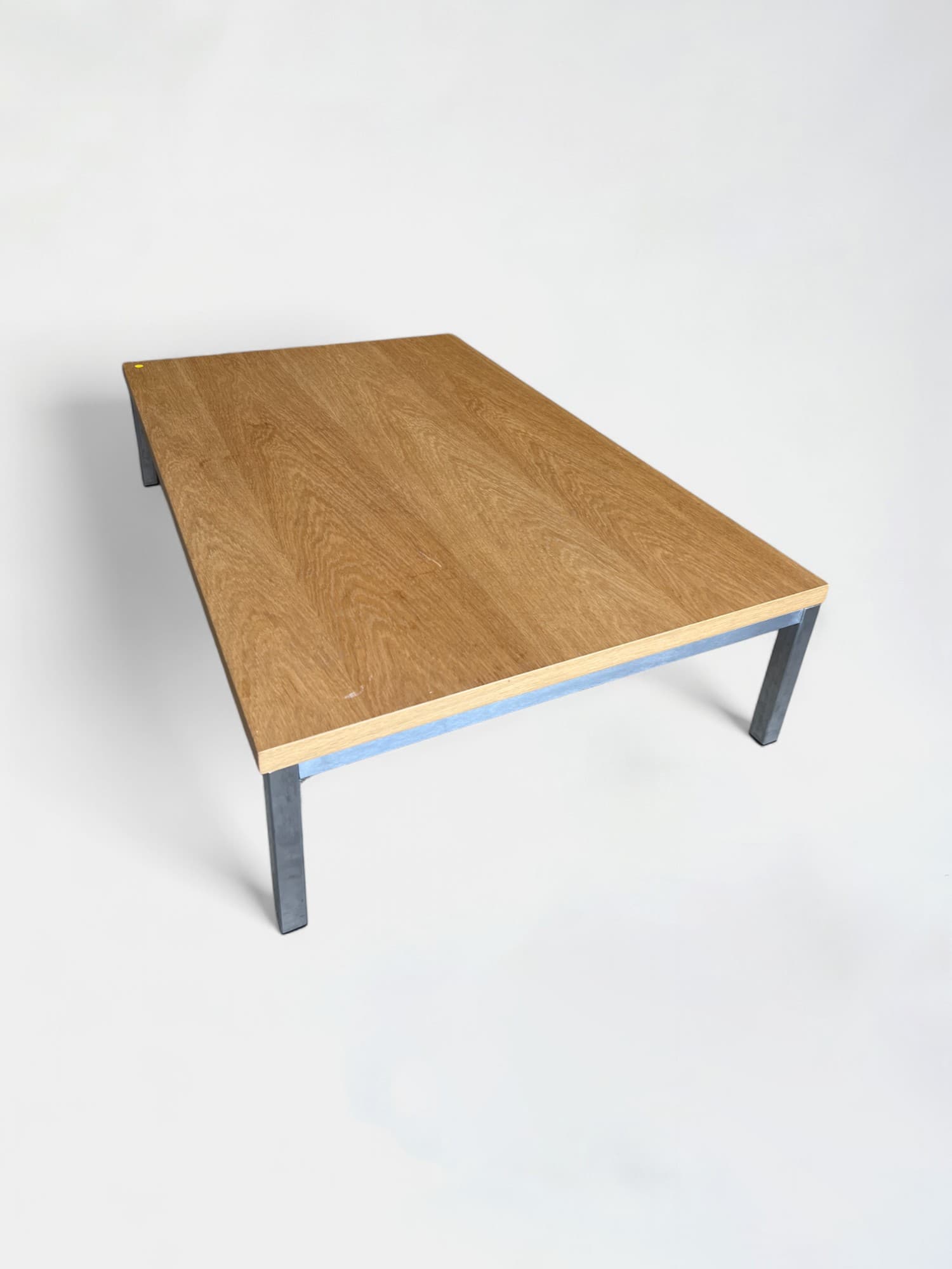 Table basse en bois avec pieds métallisés