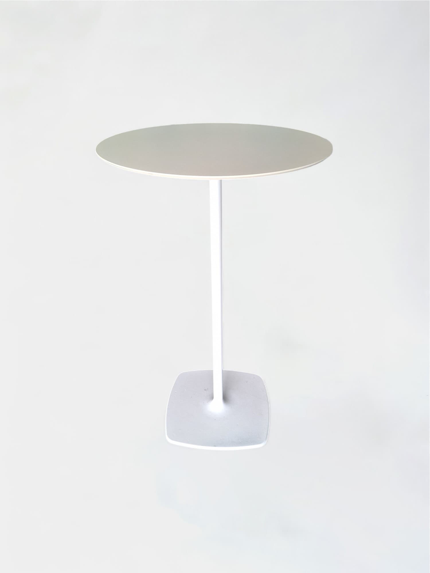 Table haute blanche sur pied en métal blanc