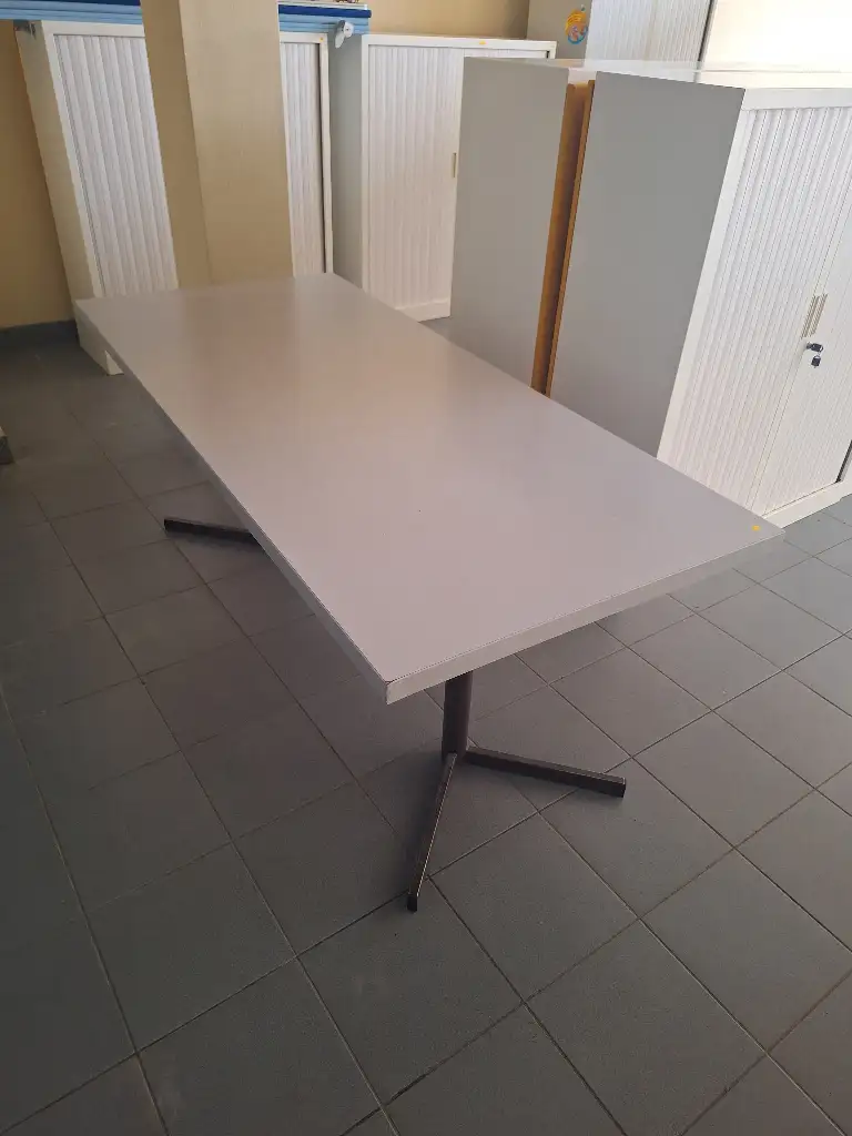 Table grise 180cm sur pieds marron