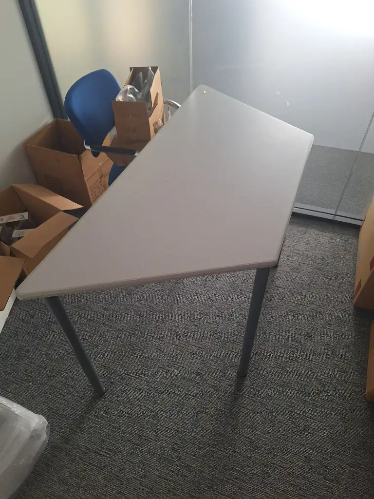 Bureau en trapèze-0