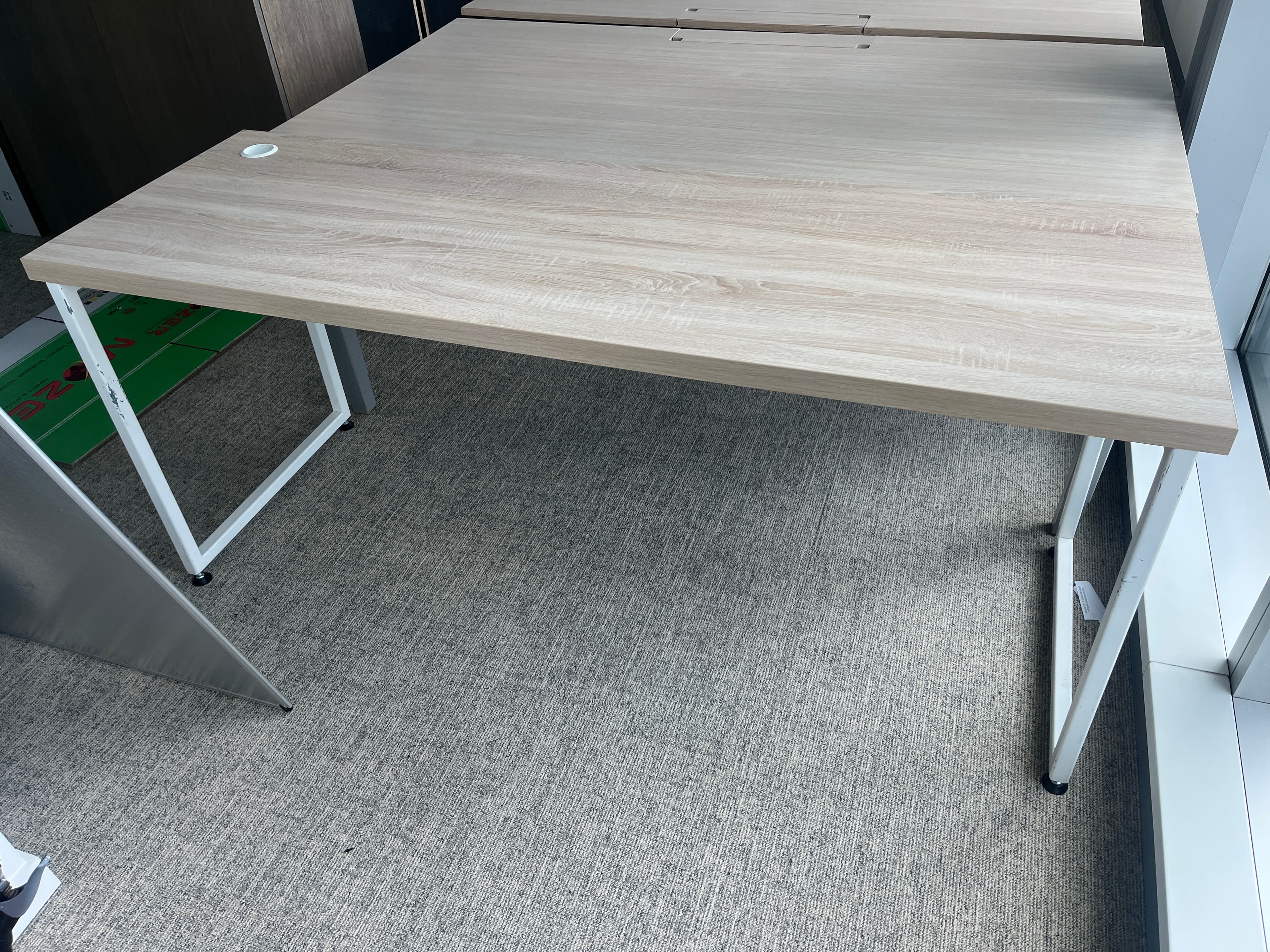 Bureau en stratifié de 180 cm avec accès au plateau et pieds blancs-1