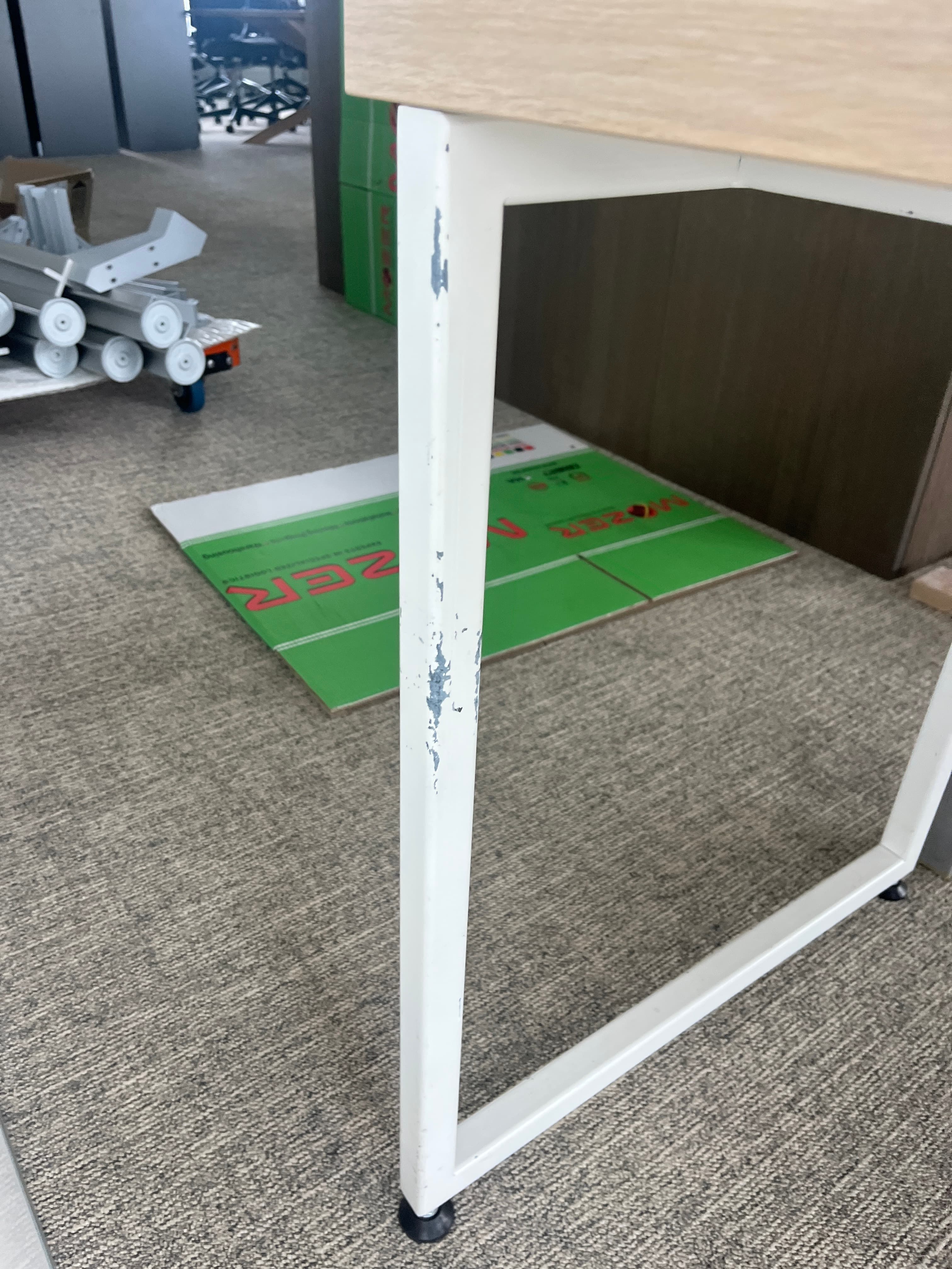 Bureau en stratifié de 180 cm avec accès au plateau et pieds blancs-2