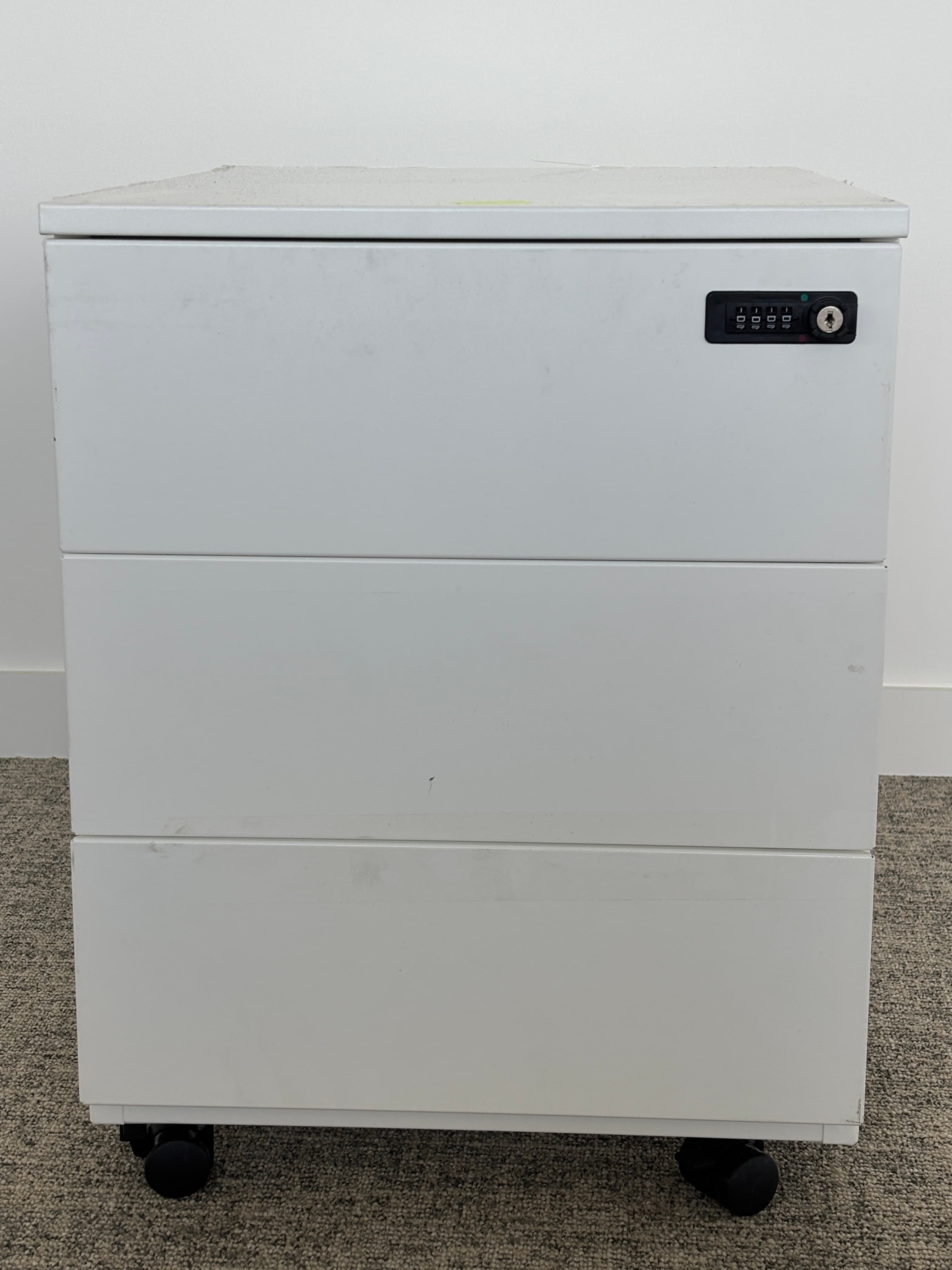 White drawer block with wheels open but without key and code-1