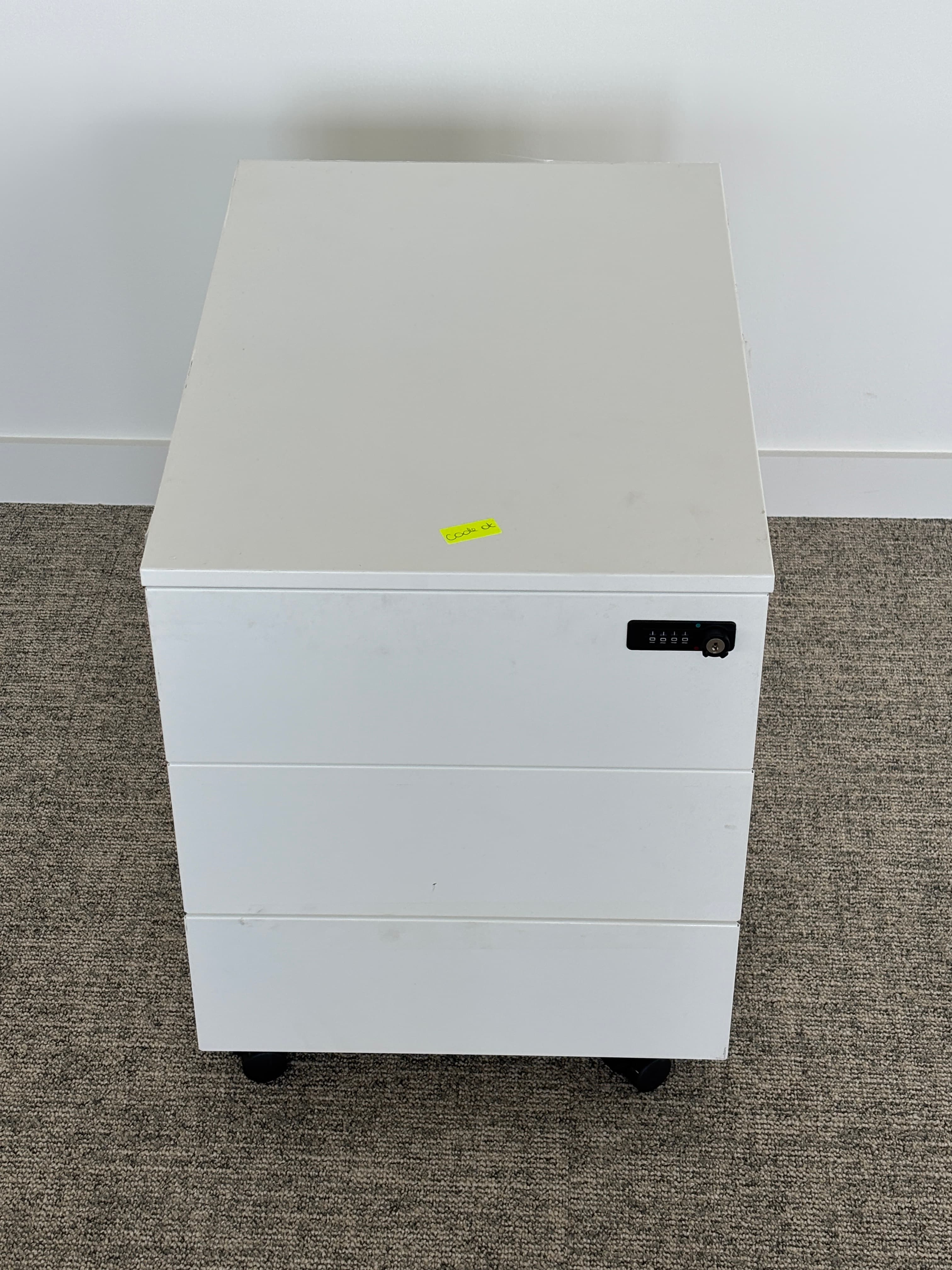 White drawer block with wheels open but without key and code-2
