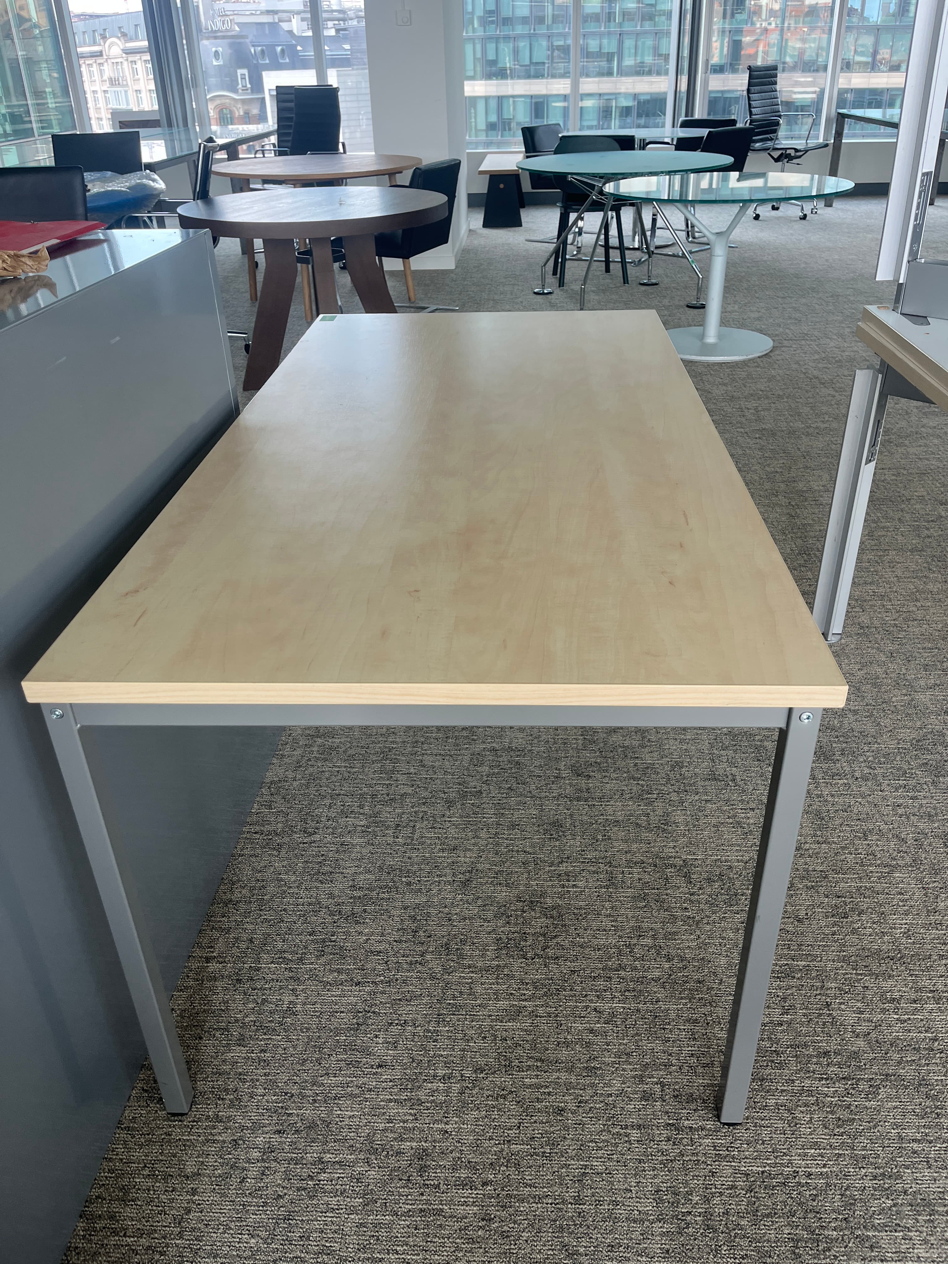 160cm gelamineerd houten bureau met grijze poten-1