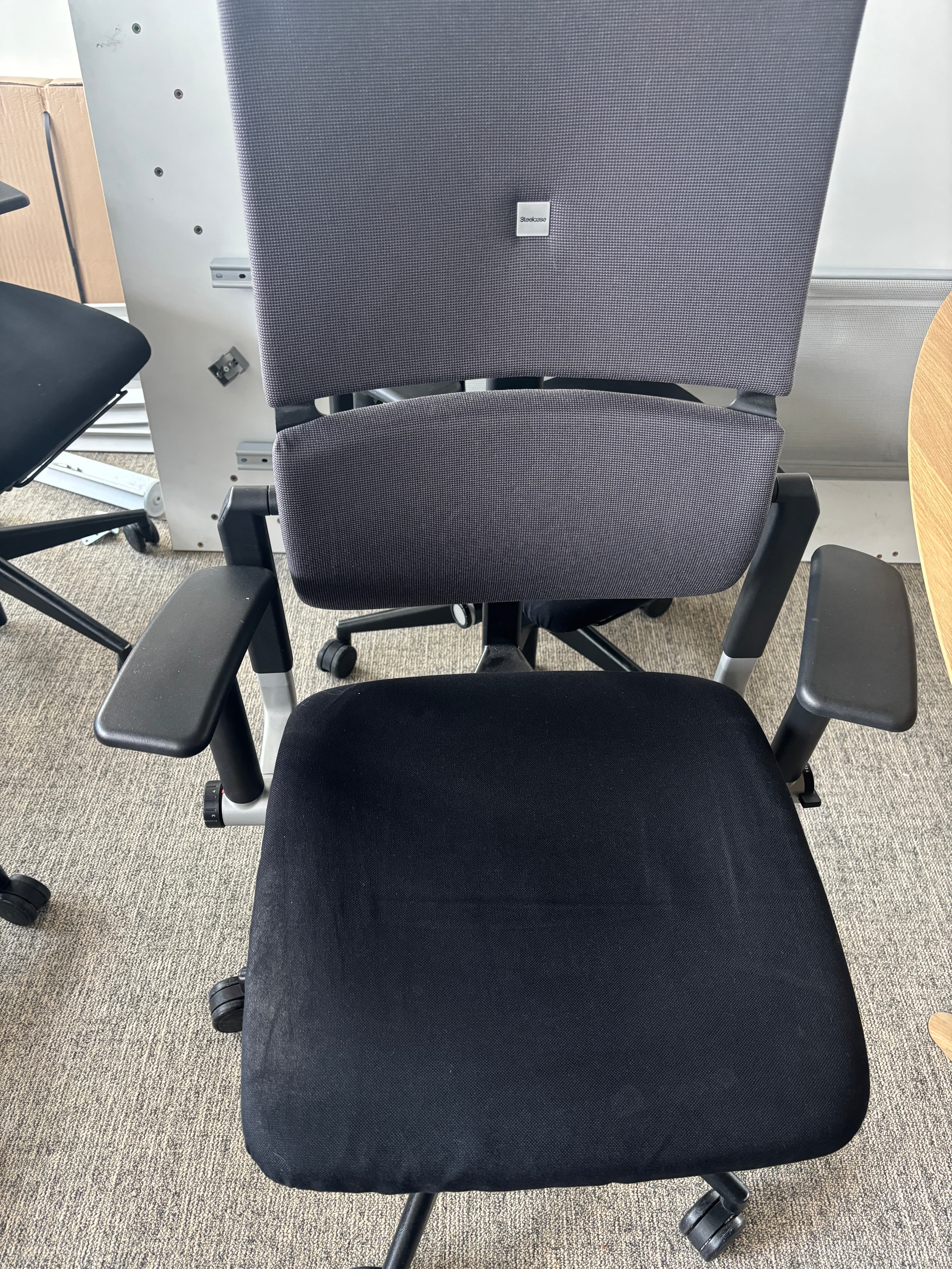 Steelcase bureaustoel met verstelbare armleuningen met versleten en bevlekte zitting-2