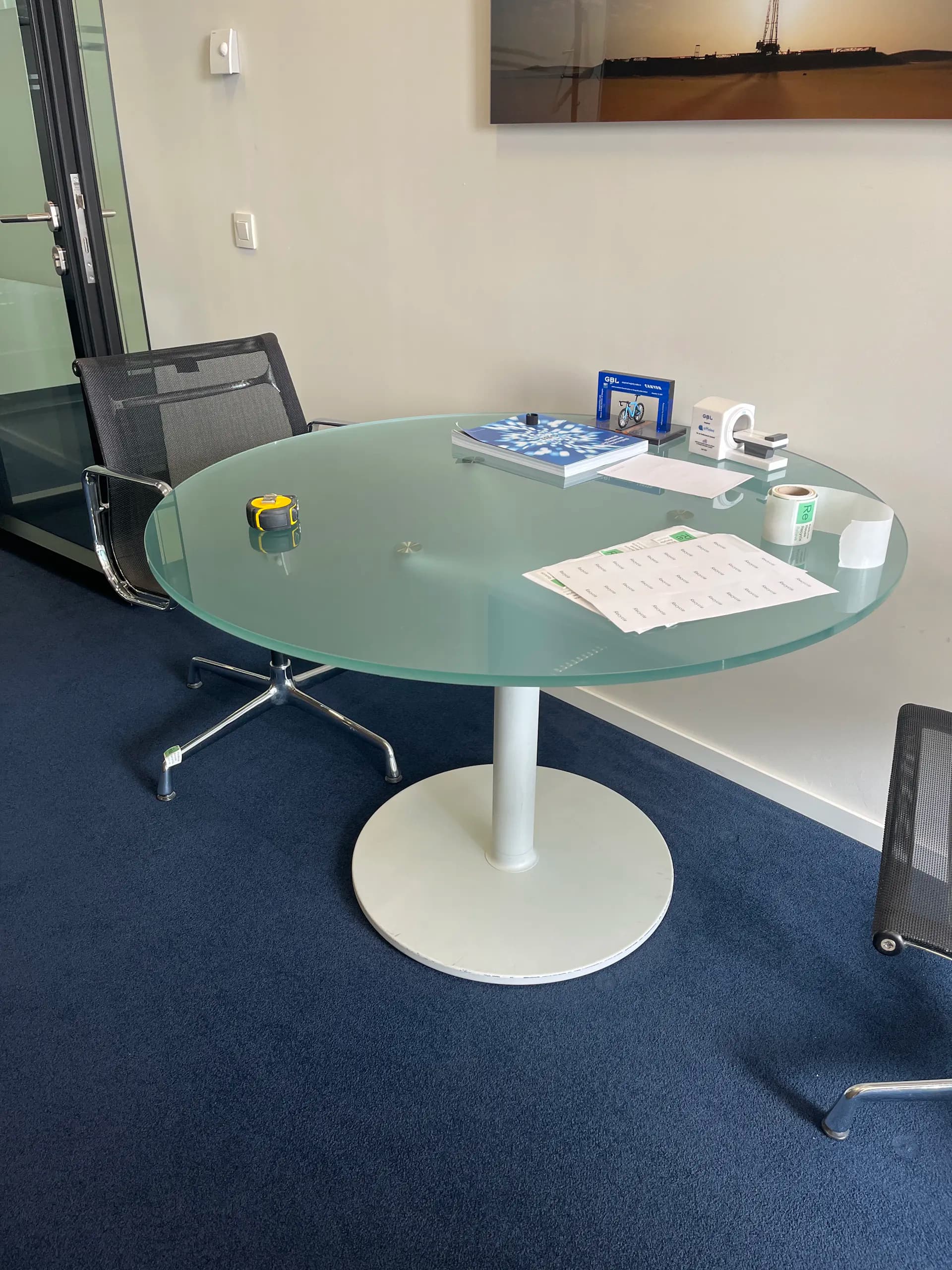 Table ronde en verre flou avec une structure en métal blanc-1