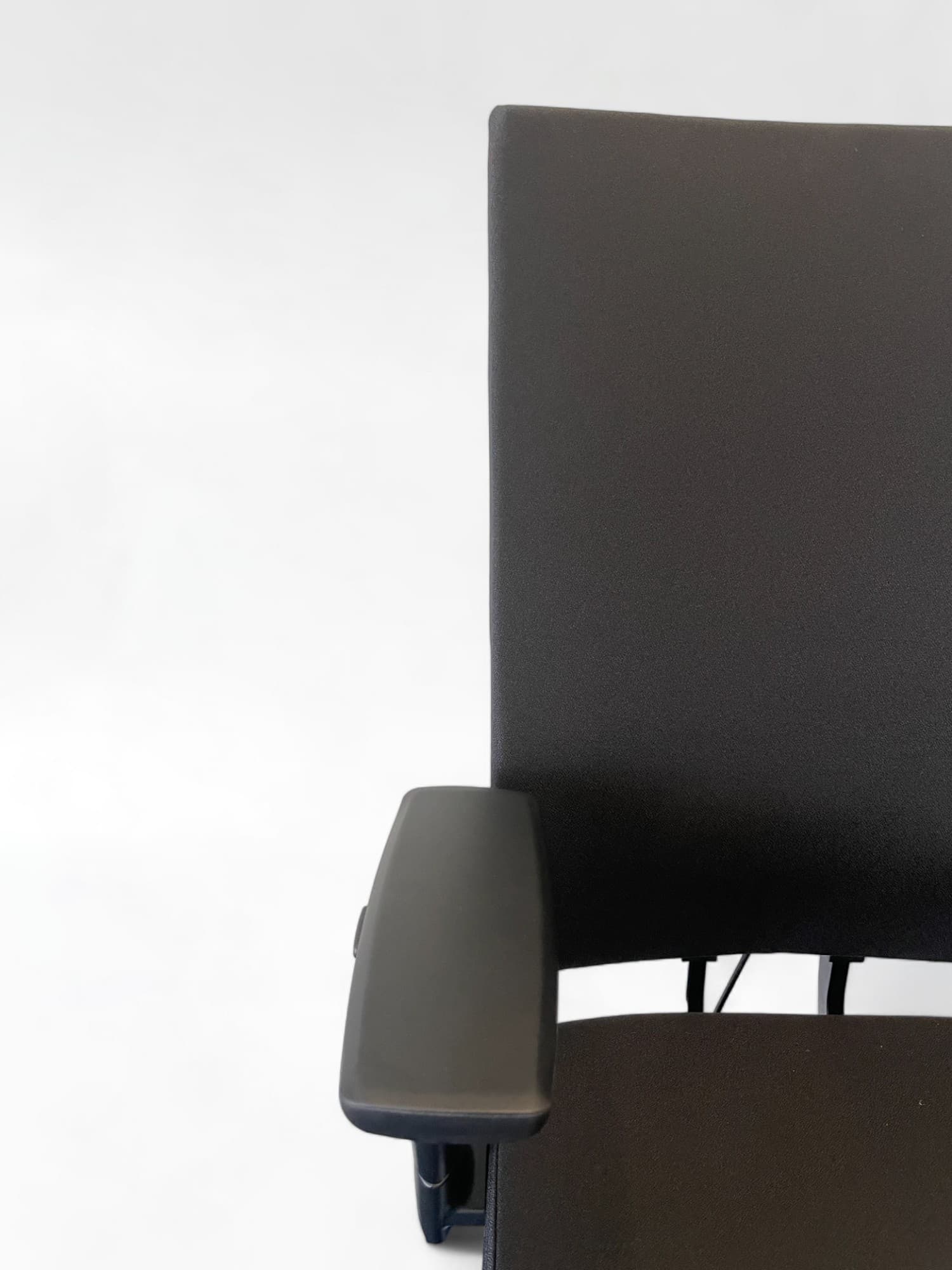 Zwarte stoffen bureaustoel met verstelbare armleuningen en een slank metalen frame-2