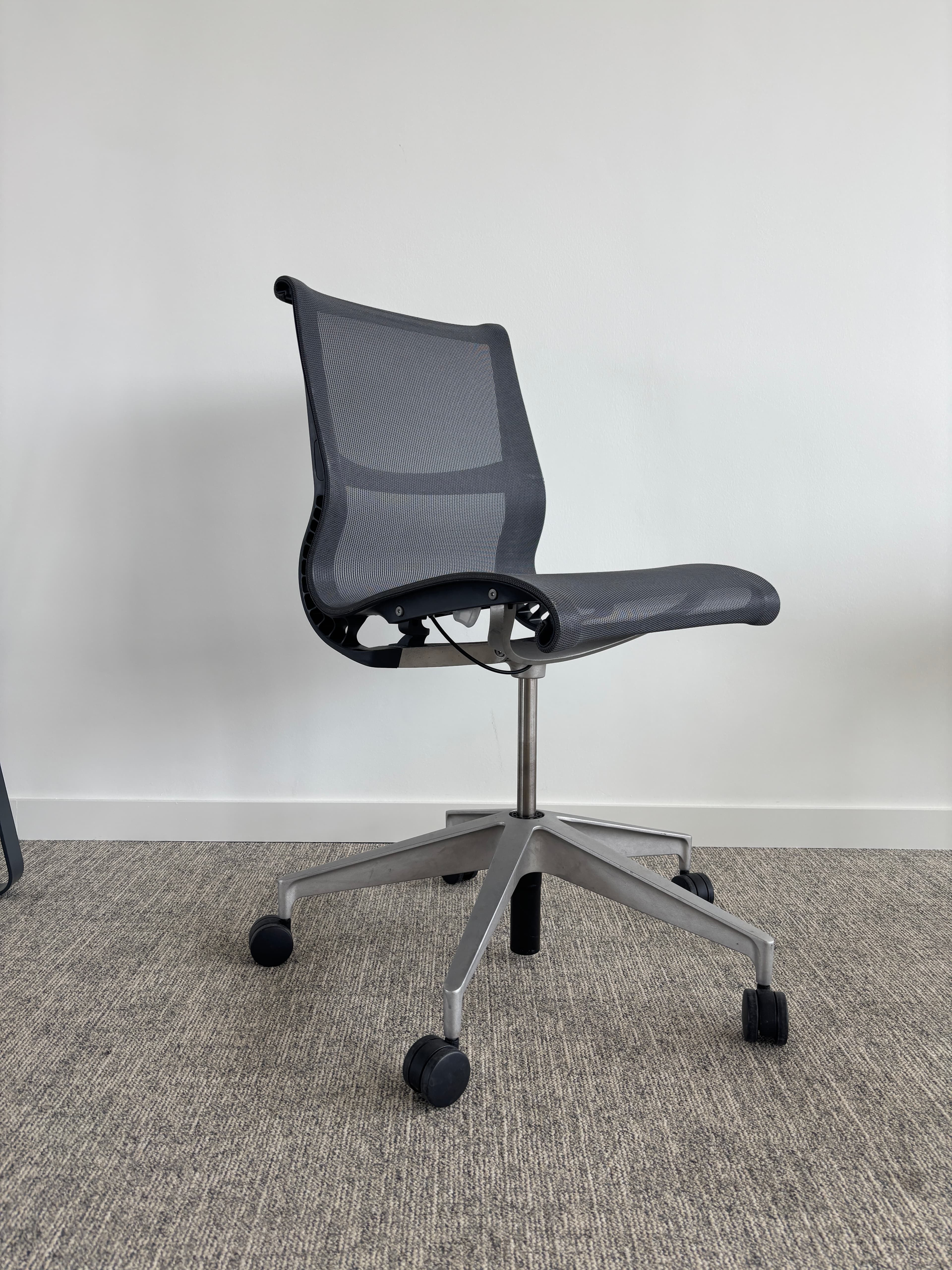 Siège de bureau Herman Miller gris anthracite sans accoudoir-2