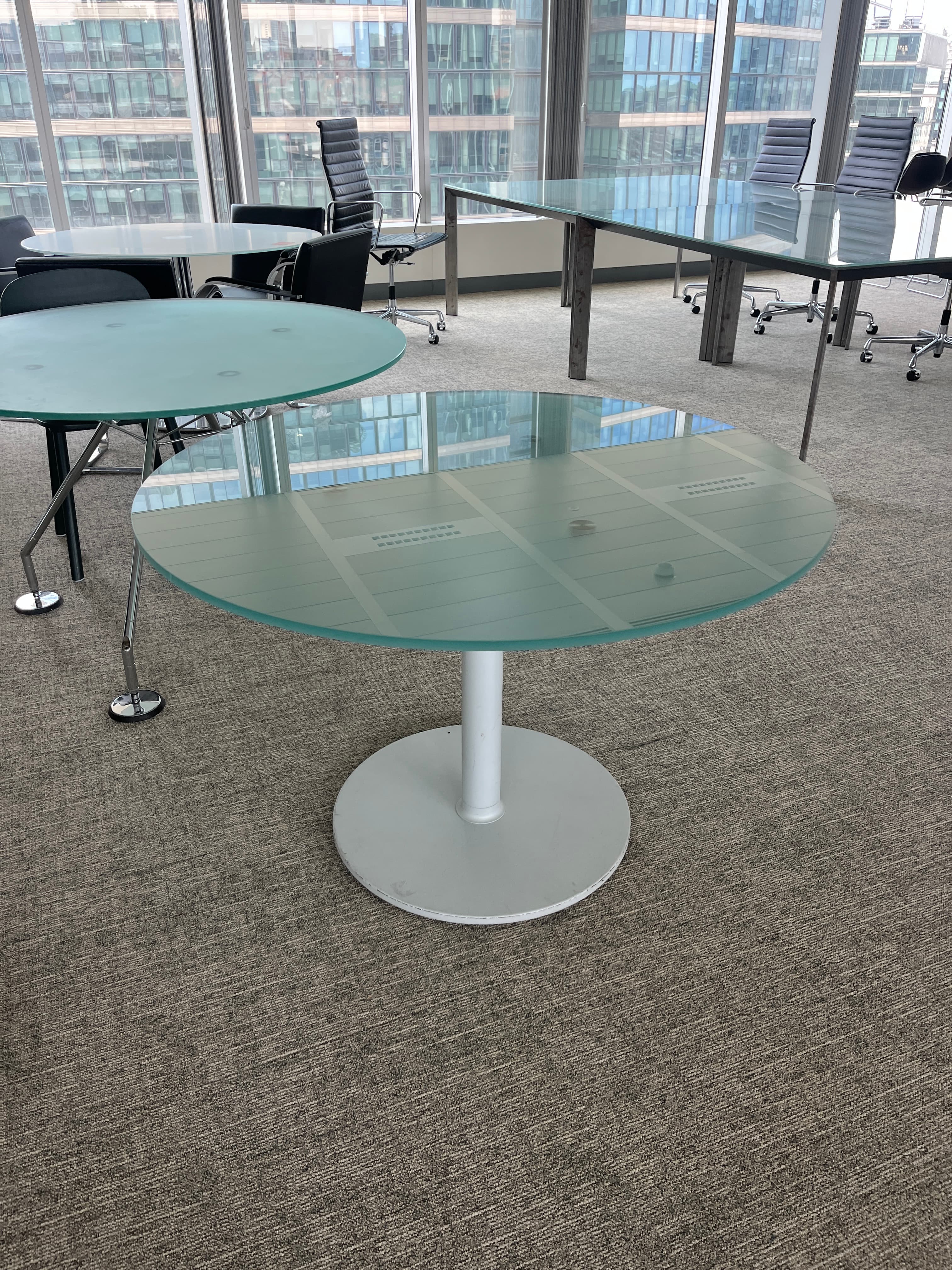 Table ronde en verre flou avec une structure en métal blanc-2