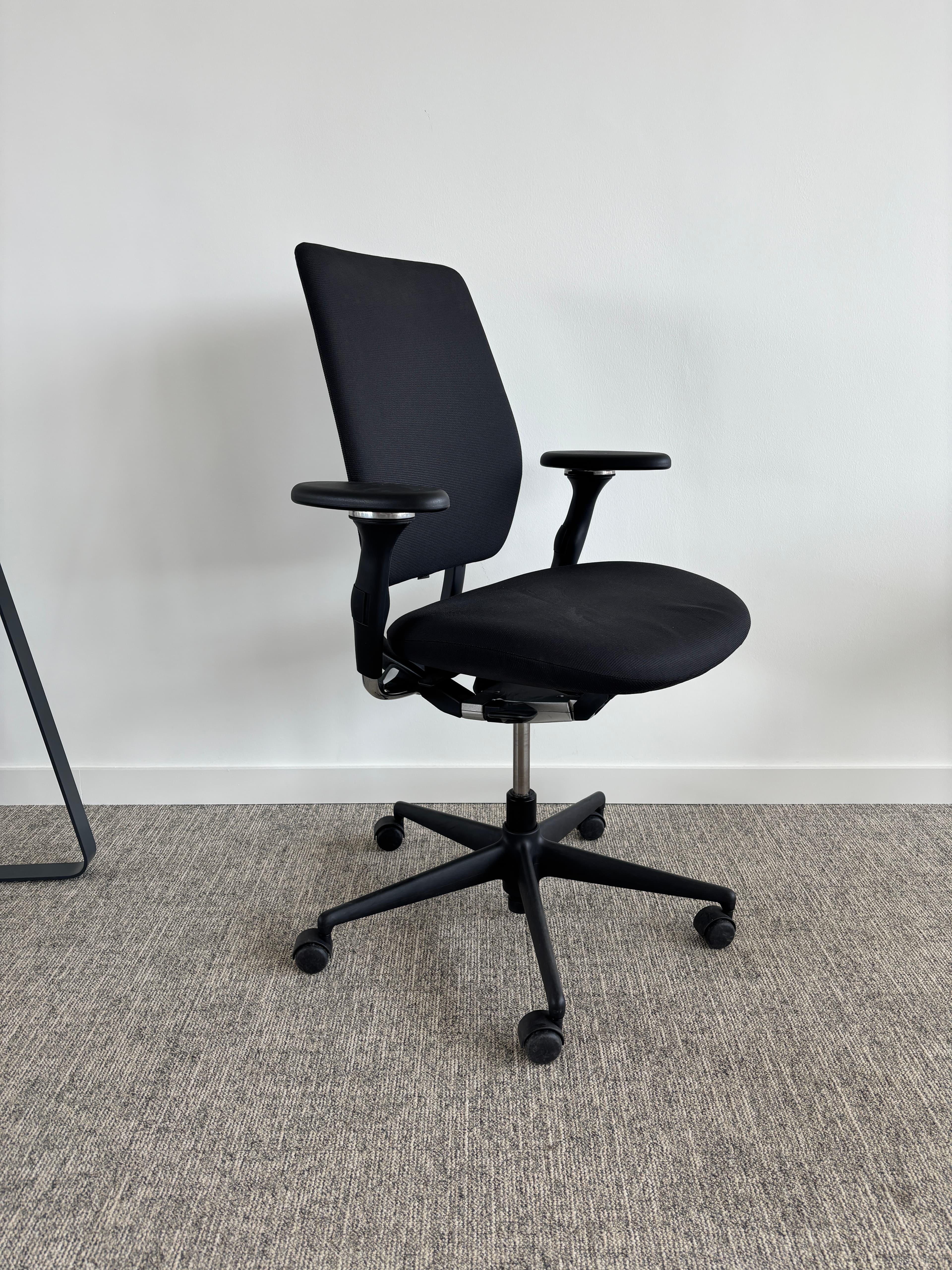 Chaise de bureau noire Vitra-1