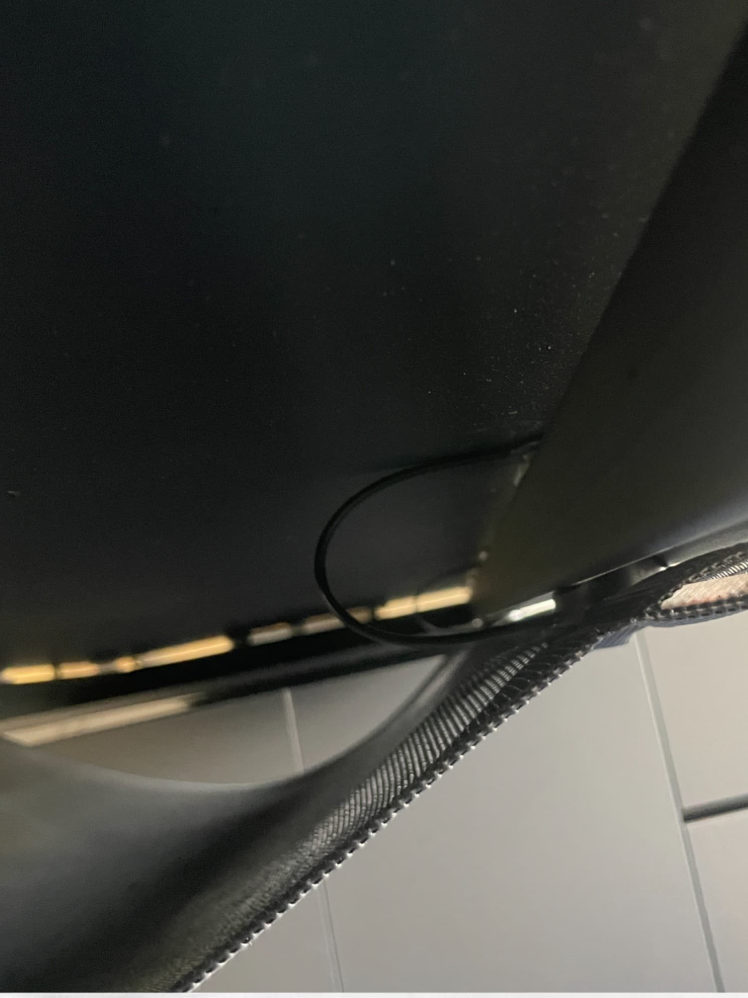 Bureau en bois noir brillant avec rangement intégré et gestion des câbles.-5