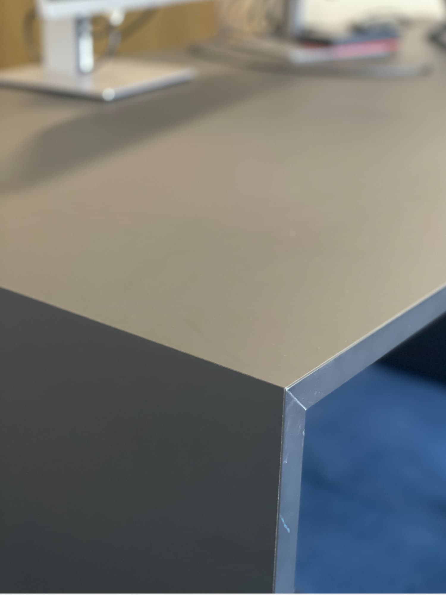 Bureau en bois noir brillant avec rangement intégré et gestion des câbles.-4