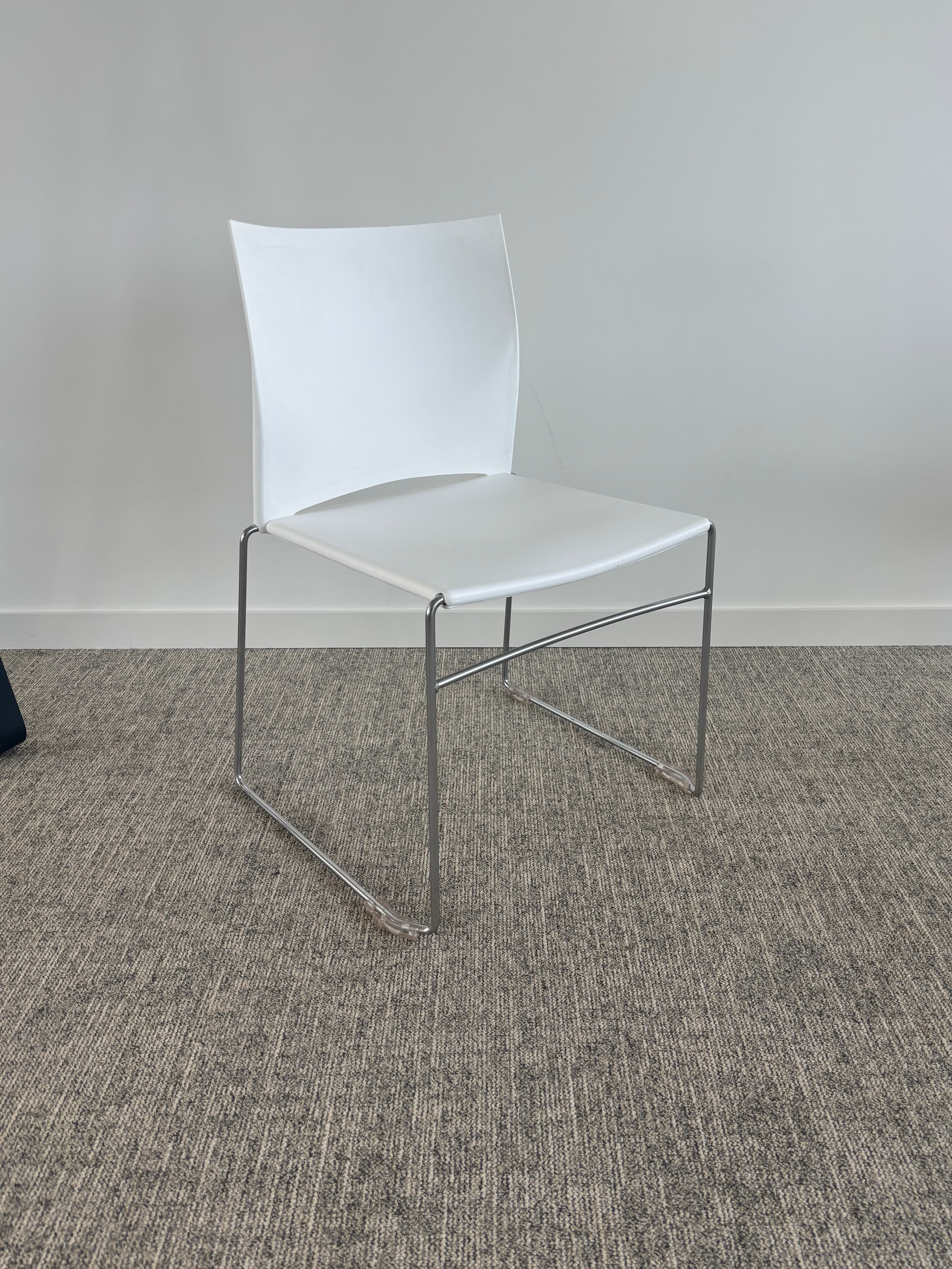 Chaise en plastique blanc avec structure en acier chromé-1