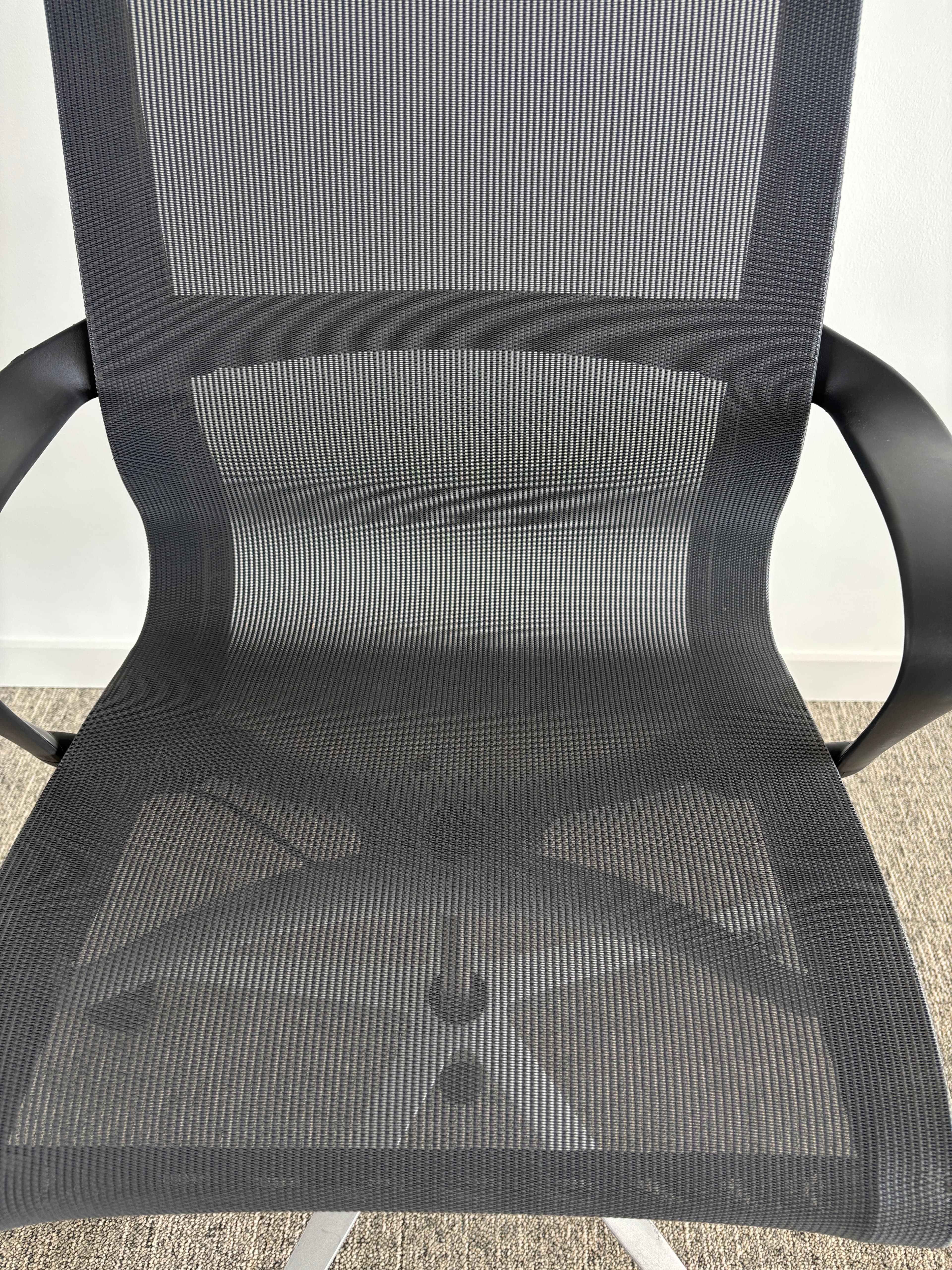 Siège de bureau Herman Miller gris anthracite avec accoudoir-3