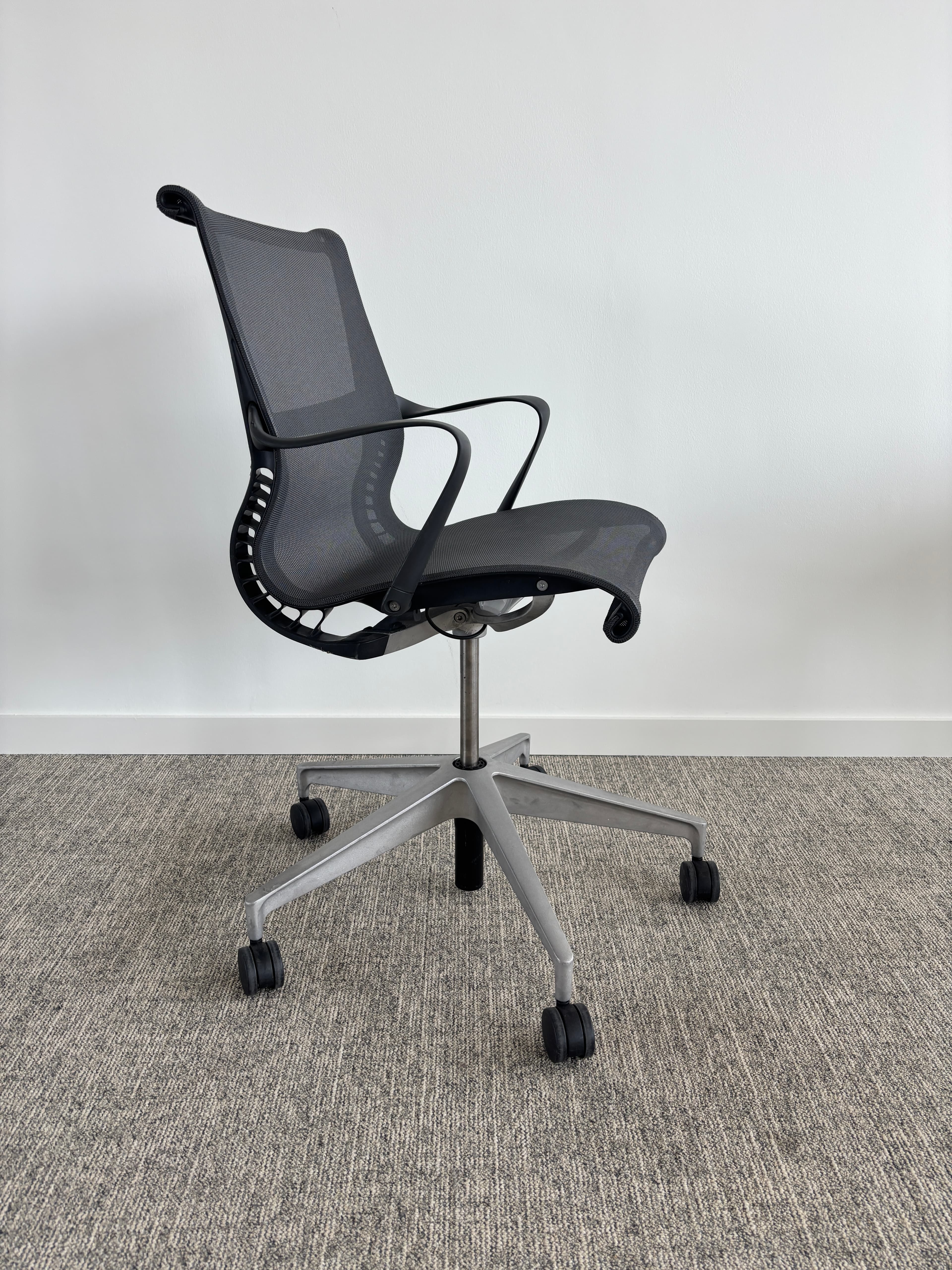 Siège de bureau Herman Miller gris anthracite avec accoudoir-1