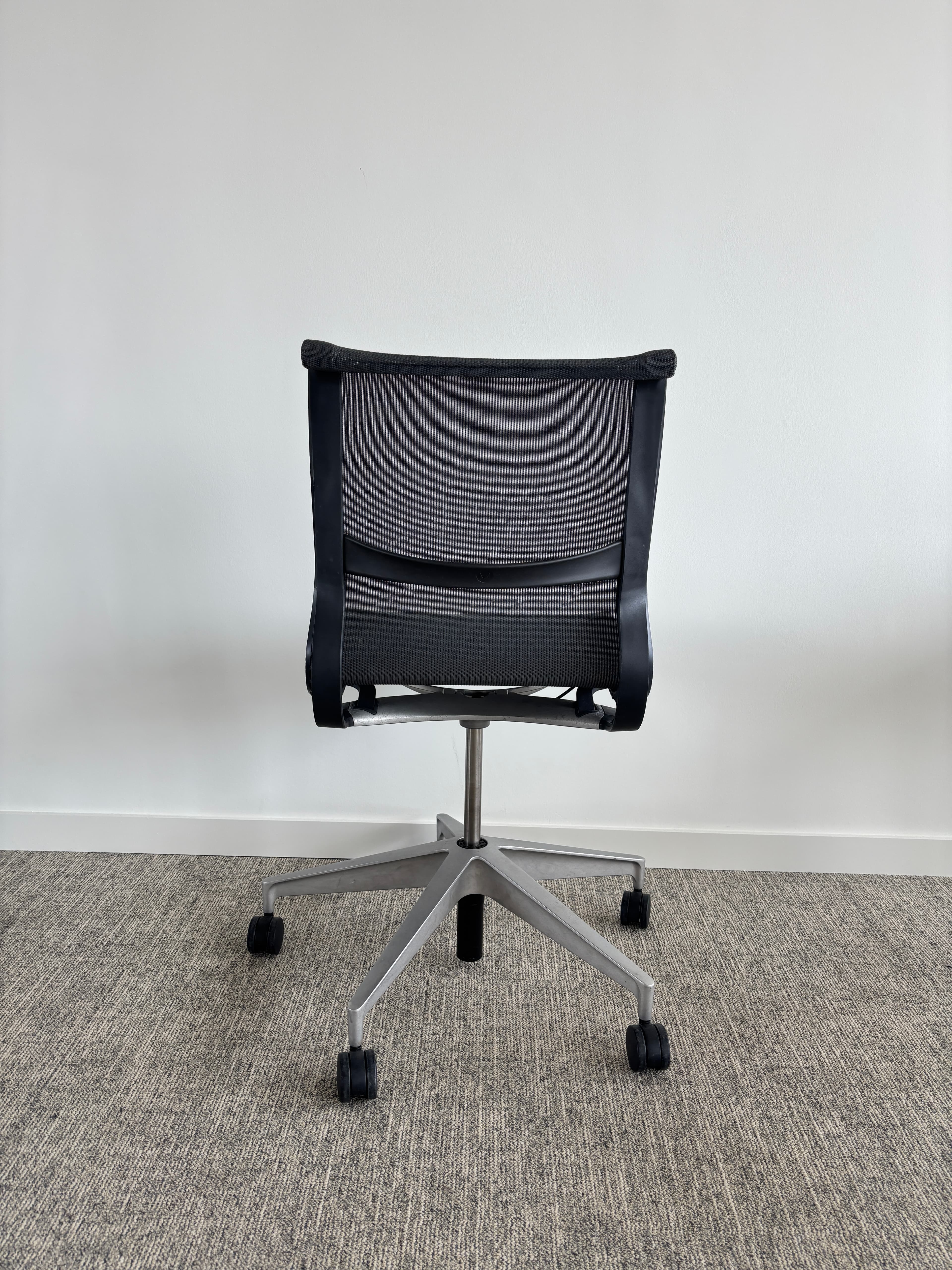 Siège de bureau Herman Miller gris anthracite sans accoudoir-3