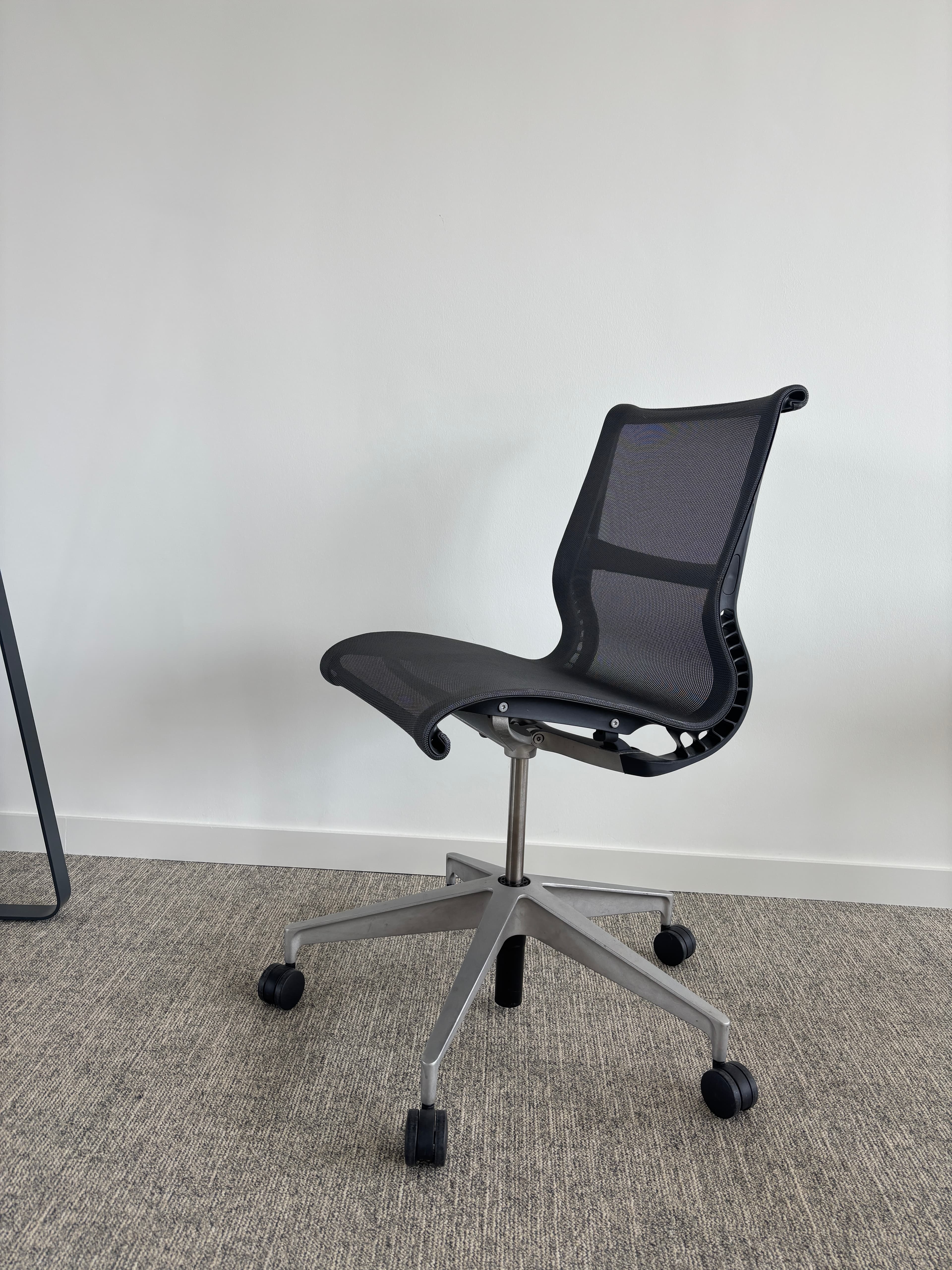 Siège de bureau Herman Miller gris anthracite sans accoudoir-1