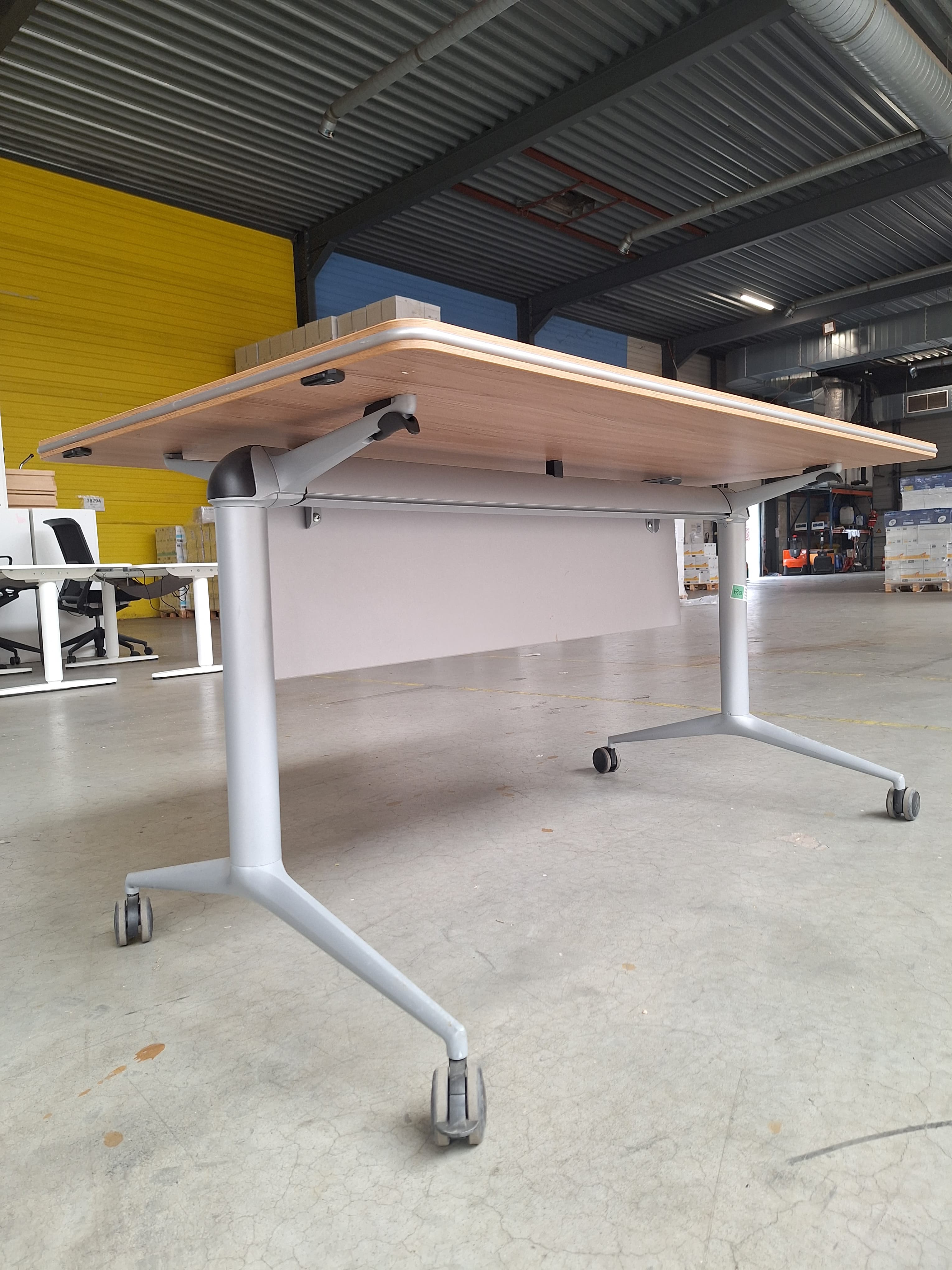 Modulaire conferentietafel licht eiken met houtnerf en geïntegreerde stopcontacten-5