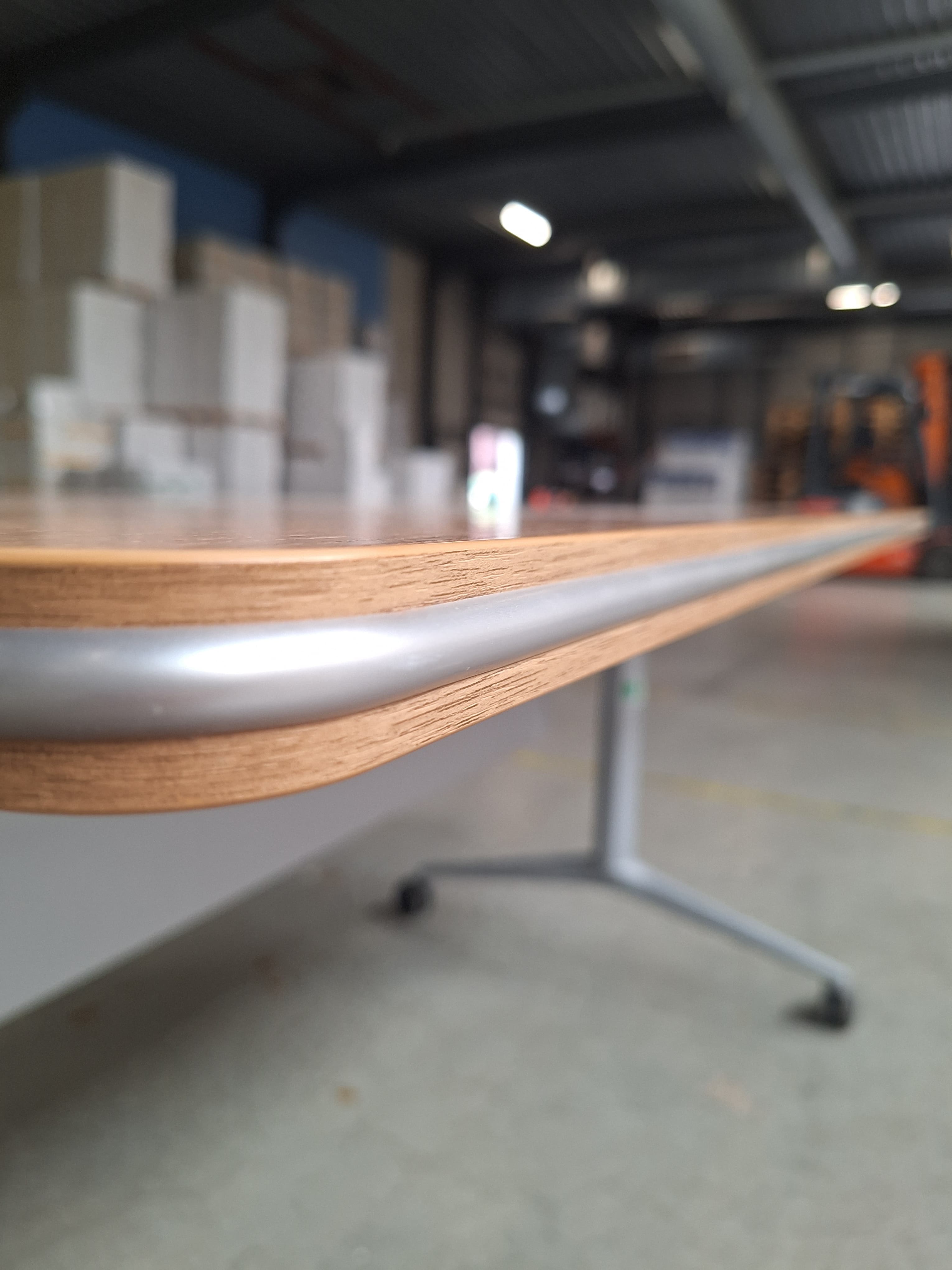 Modulaire conferentietafel licht eiken met houtnerf en geïntegreerde stopcontacten-2