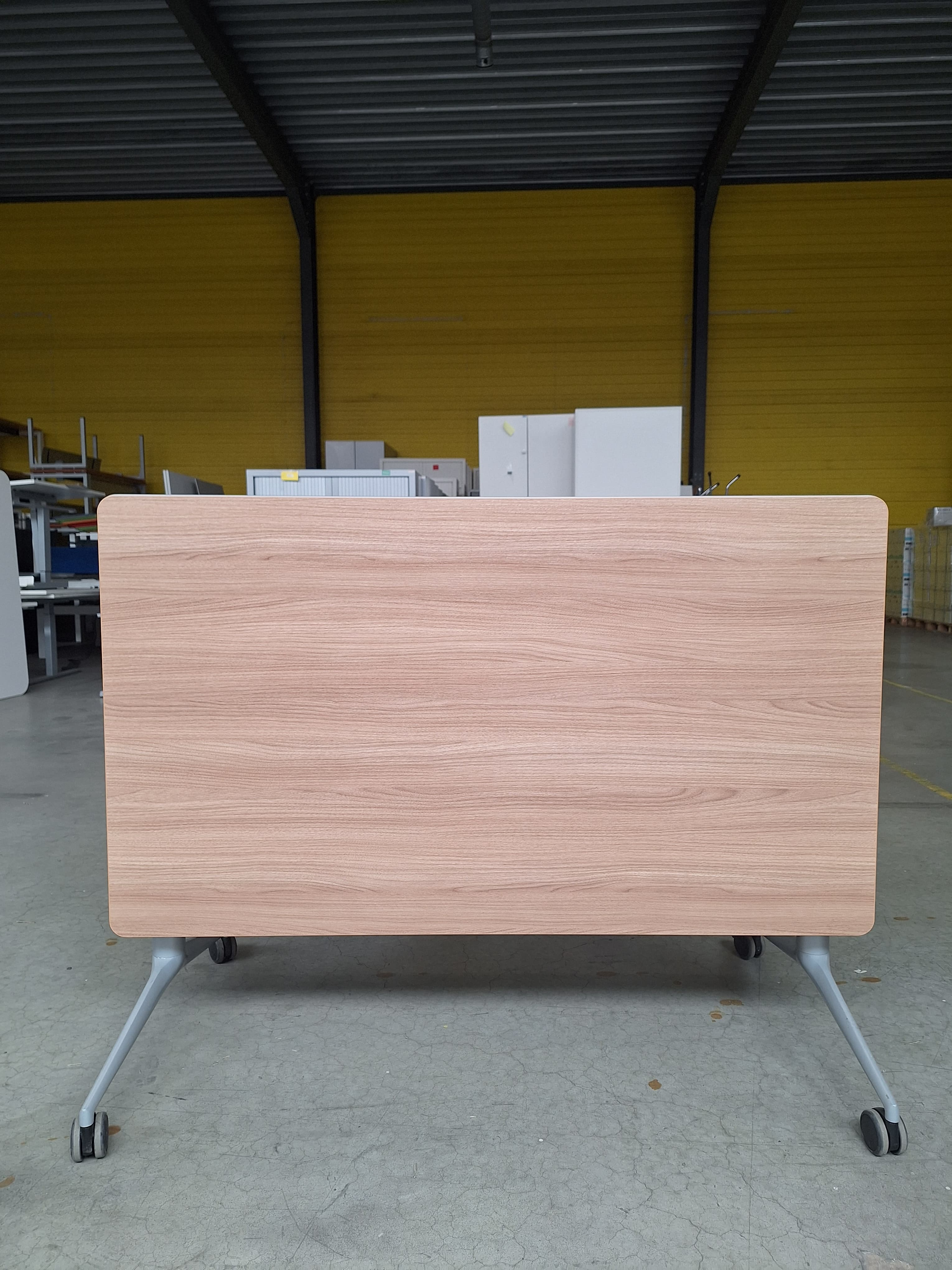 Modulaire conferentietafel licht eiken met houtnerf en geïntegreerde stopcontacten-3