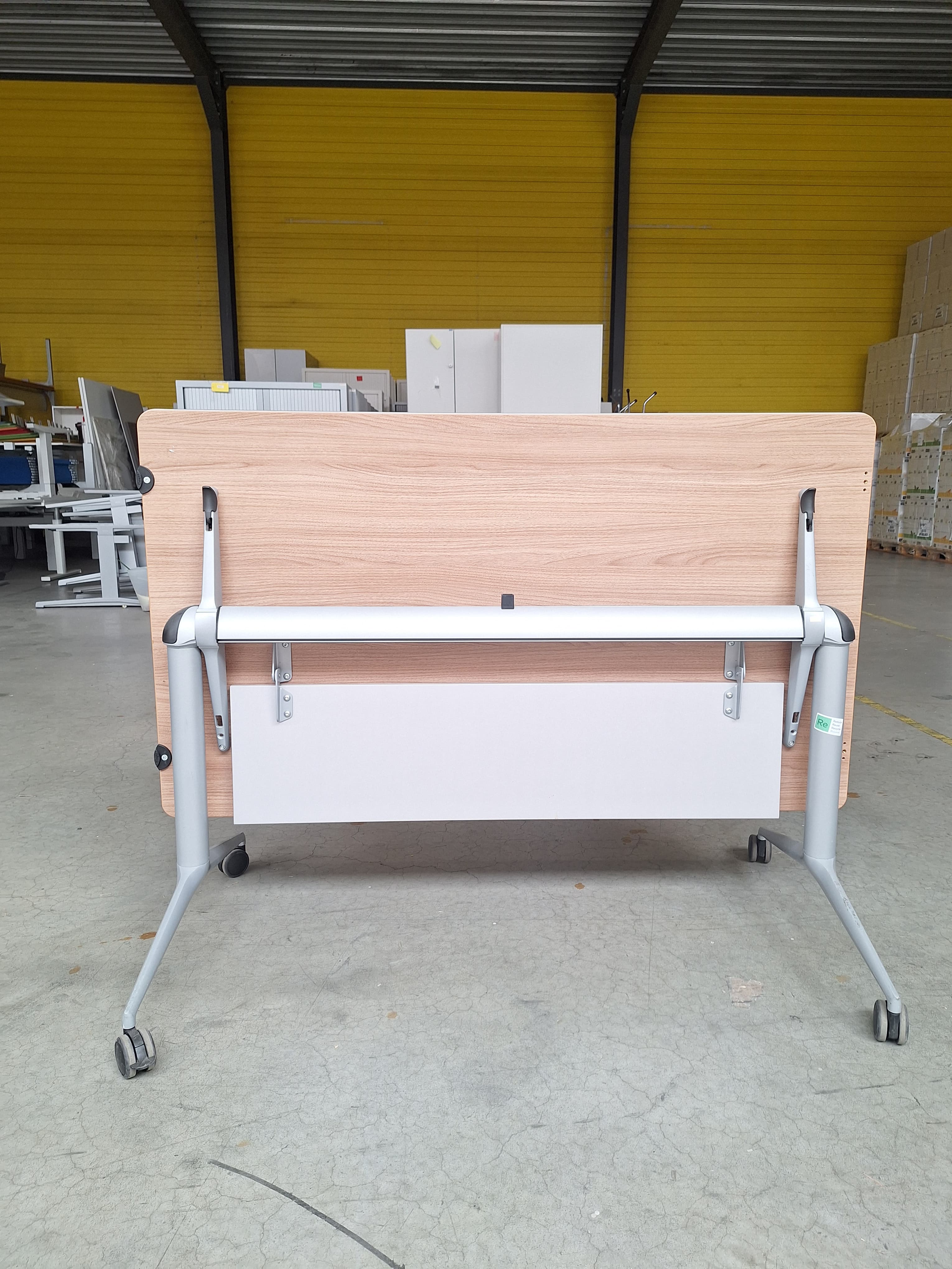 Modulaire conferentietafel licht eiken met houtnerf en geïntegreerde stopcontacten-4