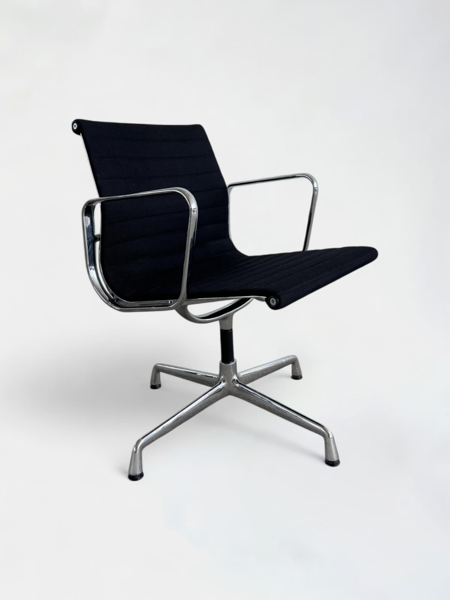 Vitra Eames Aluminium Chair EA 108-0