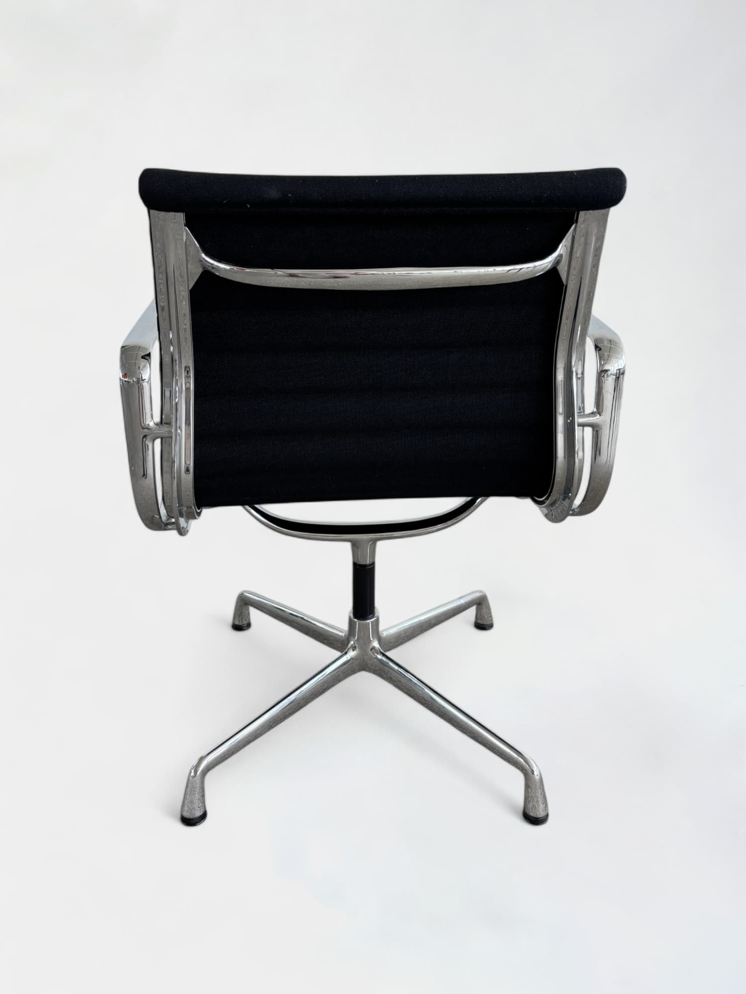 Vitra Eames Aluminium Chair EA 108-2