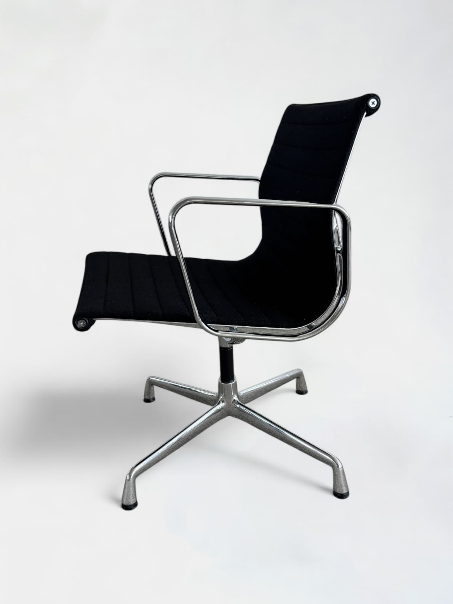 Vitra Eames Aluminium Chair EA 108-1
