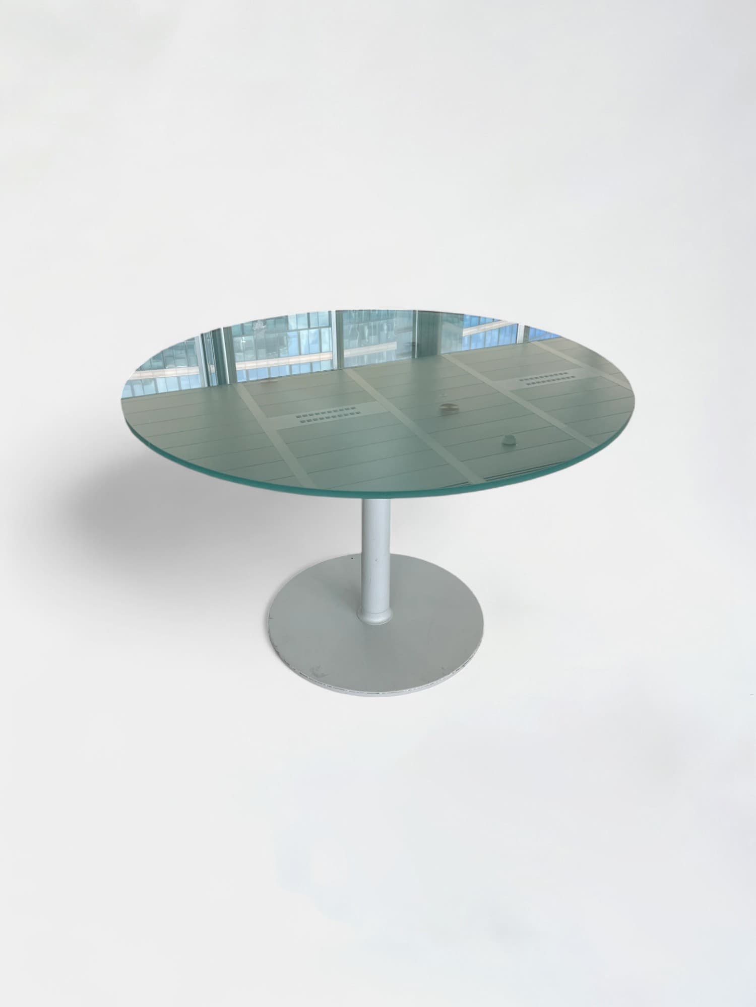 Table ronde en verre flou avec une structure en métal blanc-0