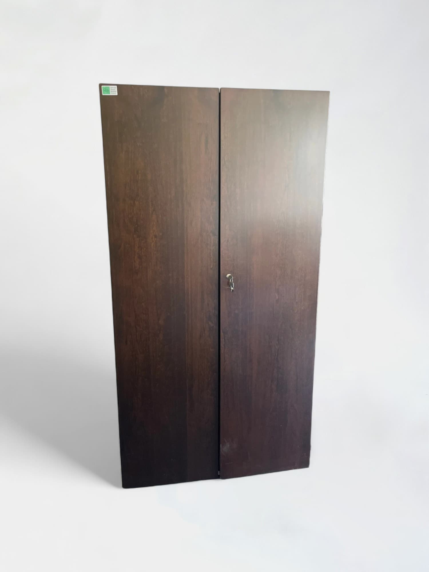 Armoire en bois brun avec serrure-0