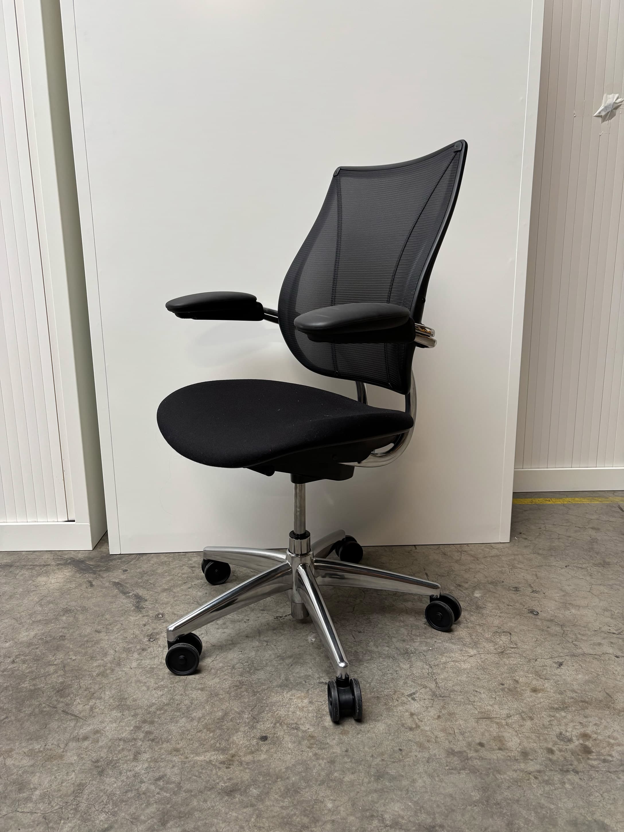 Humanscale Office Chair Liberty with damage on armrests or with the armrests system-3