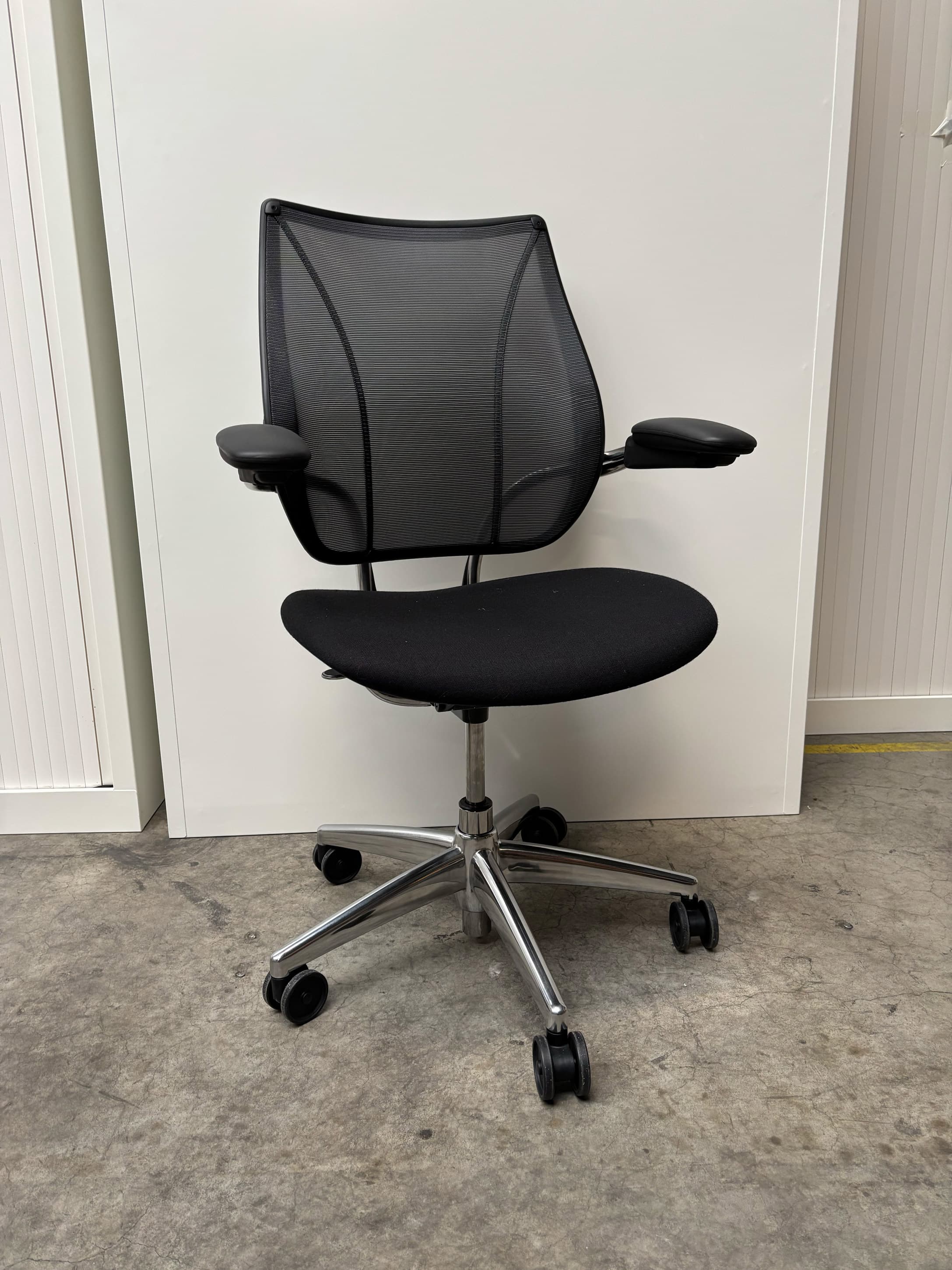 Humanscale Office Chair Liberty with damage on armrests or with the armrests system-1